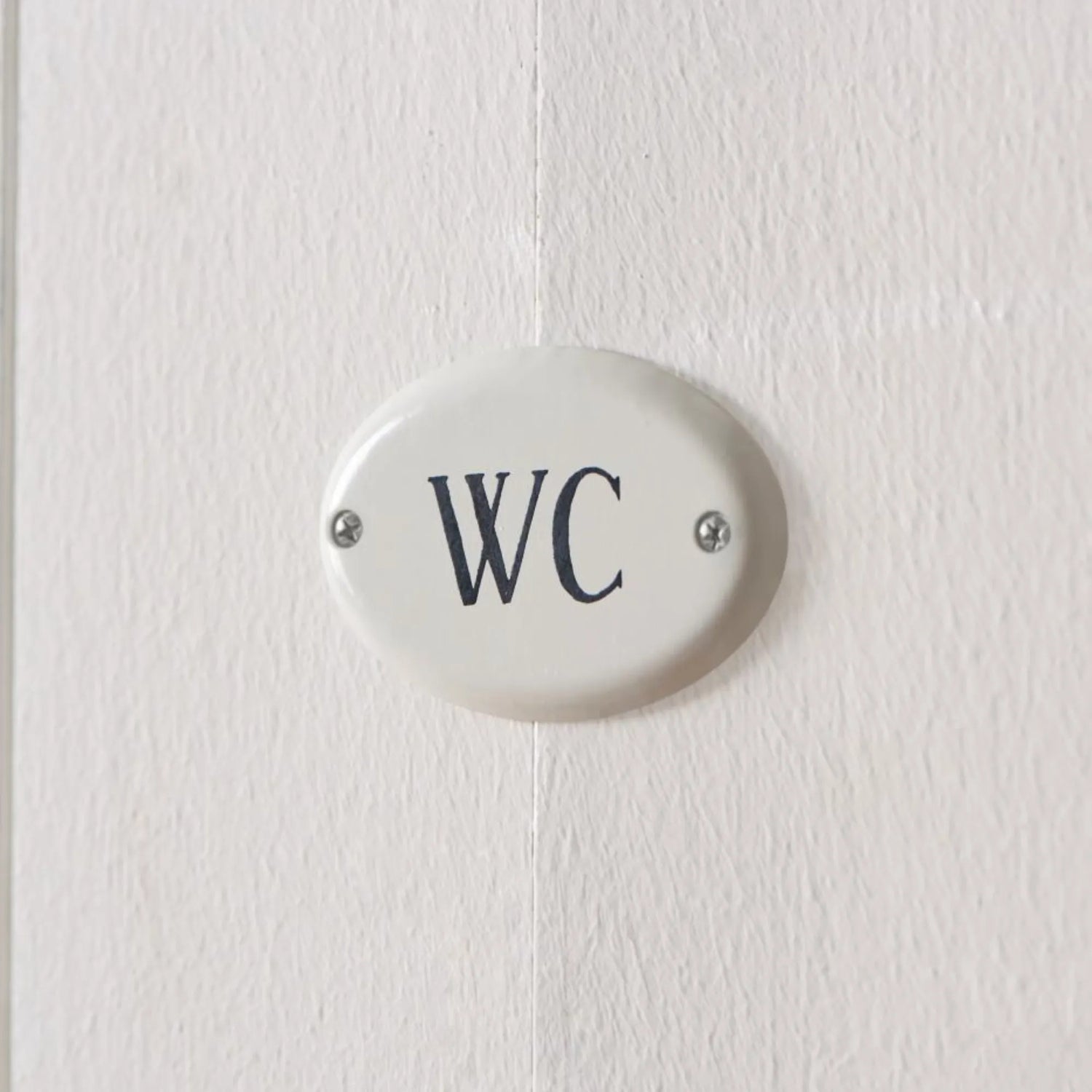 Ib Laursen weißes Schild "WC" aus Metall 9 cm