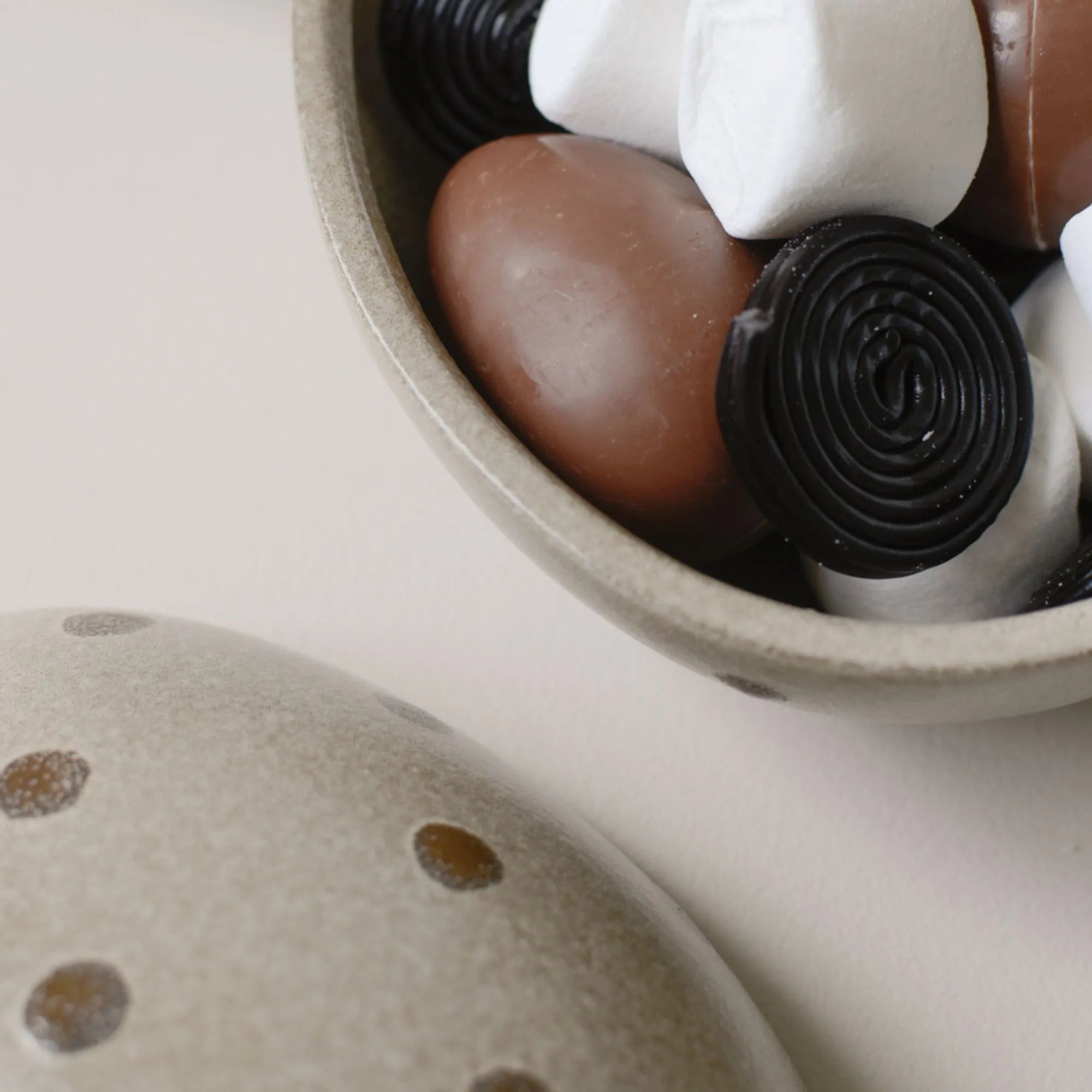 DBKD Osterei "Nest" beige mit Punkten Aufbewahrungsschale