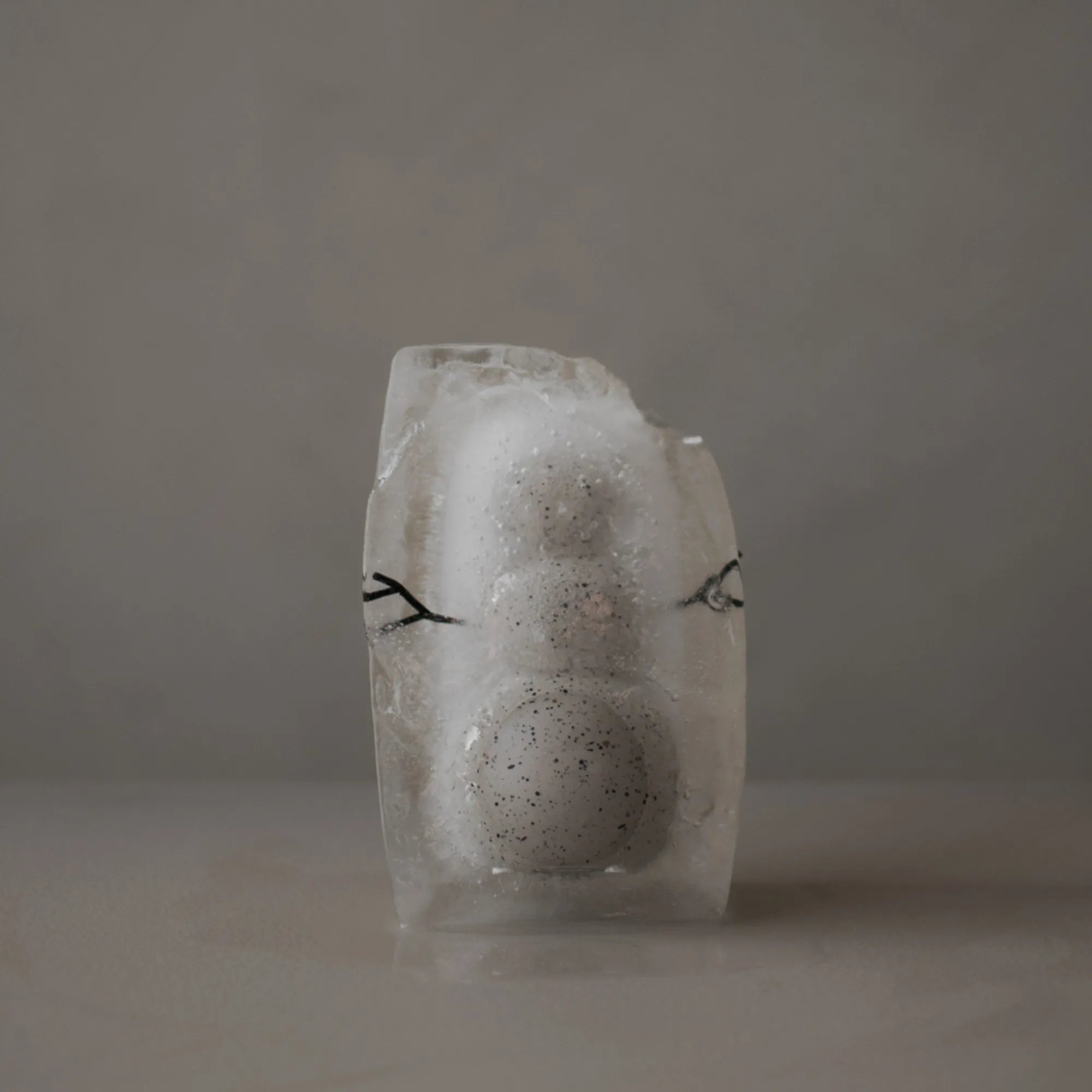 DBKD Schneemann aus Keramik Small 11 cm grau gesprenkelt