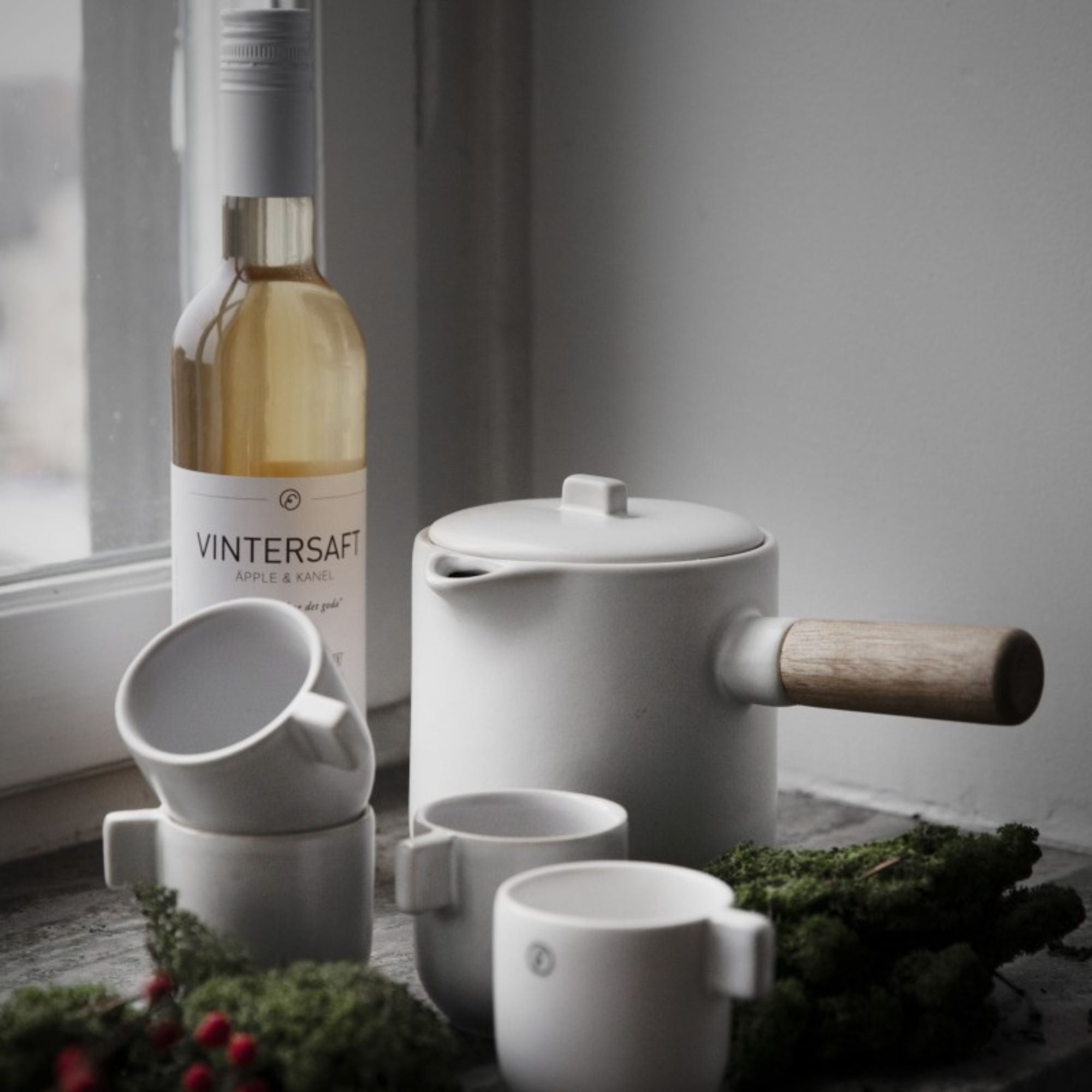 ERNST weiße Kanne mit Holzgriff 800 ml