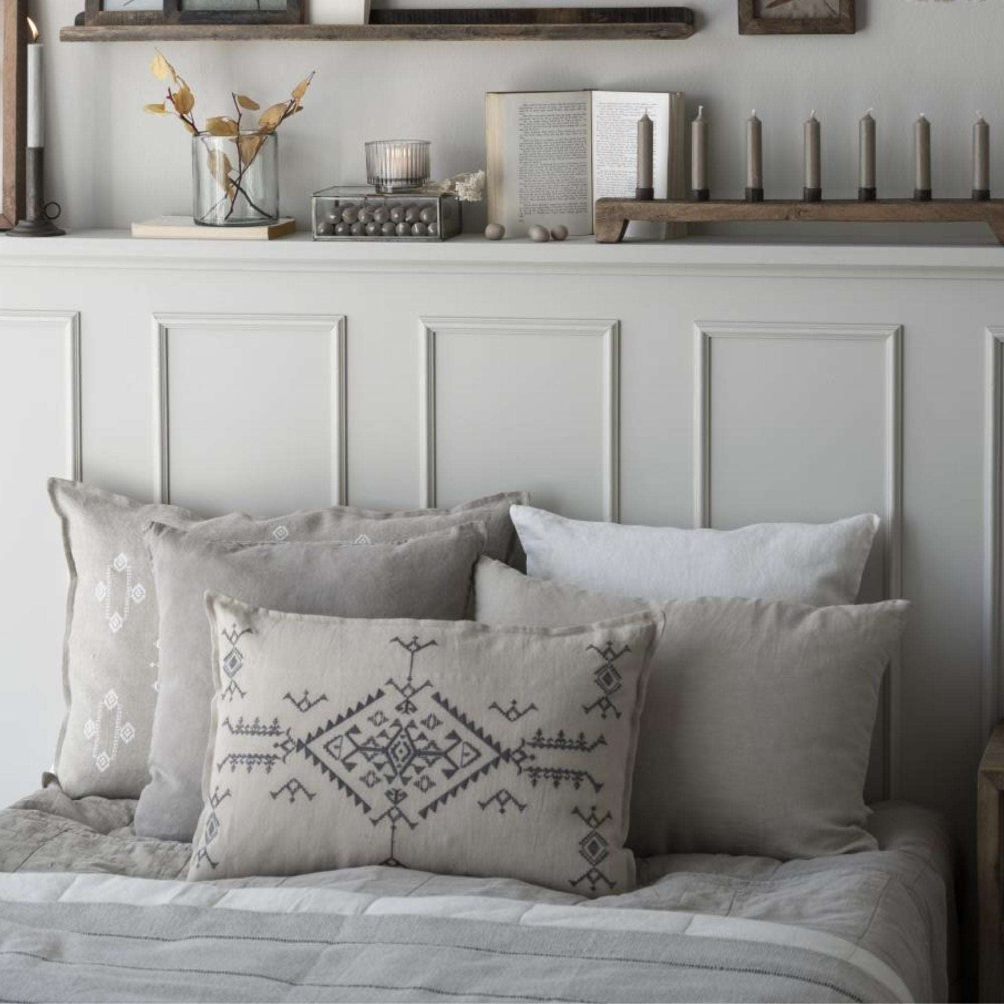 Ib Laursen Kissenhülle mit nordischer Stickerei