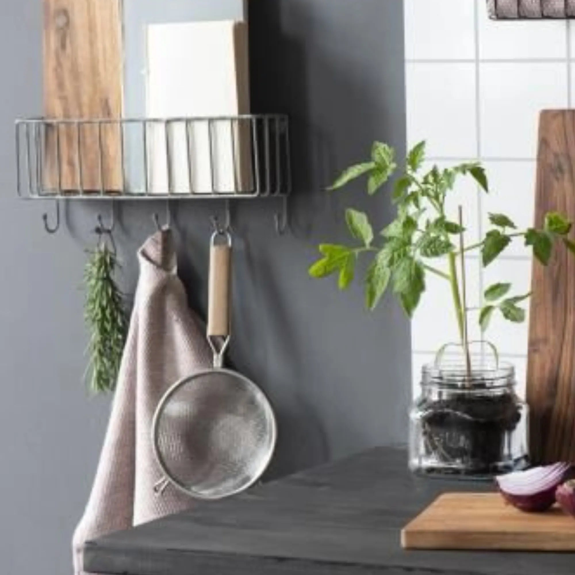 Ib Laursen Wandkorb mit 5 Haken zinkfarben