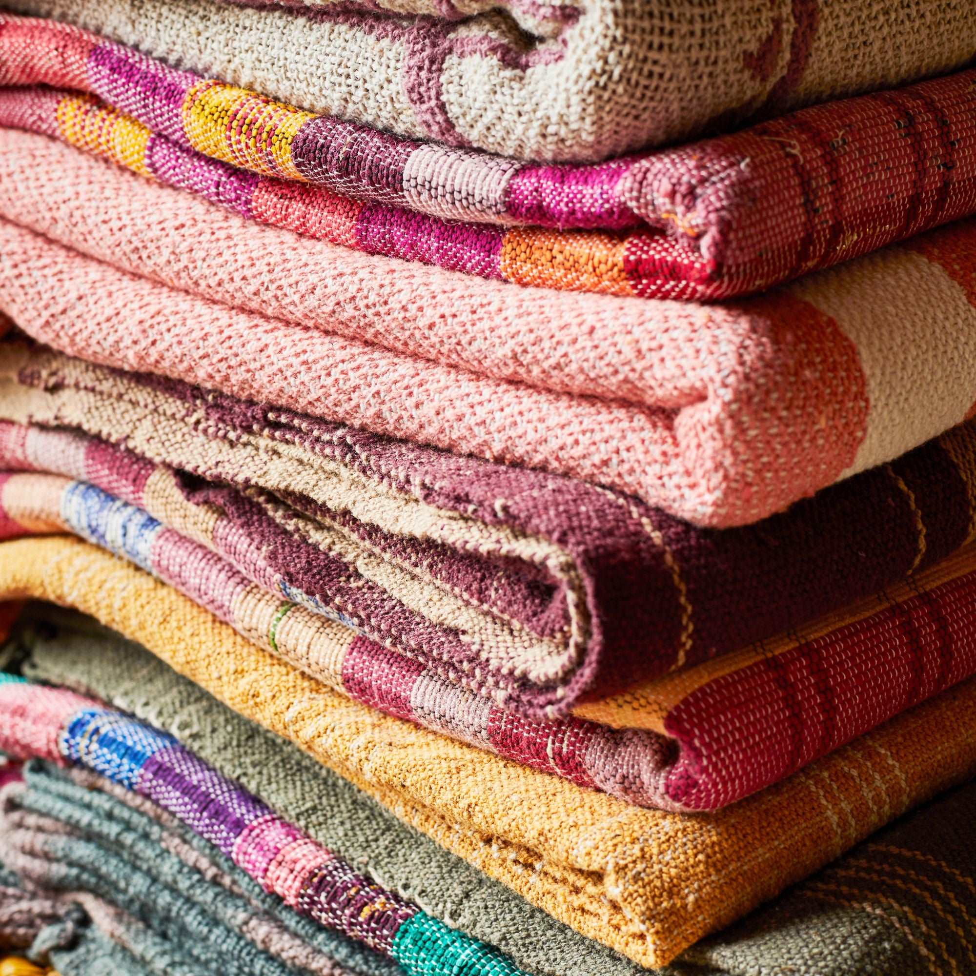 Madam Stoltz Decke Maron rot kariert