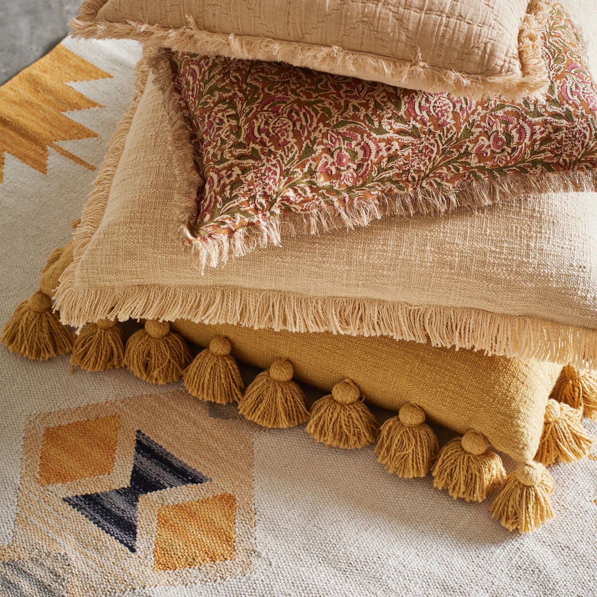 Madam Stoltz handgewebter Bauwollteppich 120 x 180 cm schwarz gelb