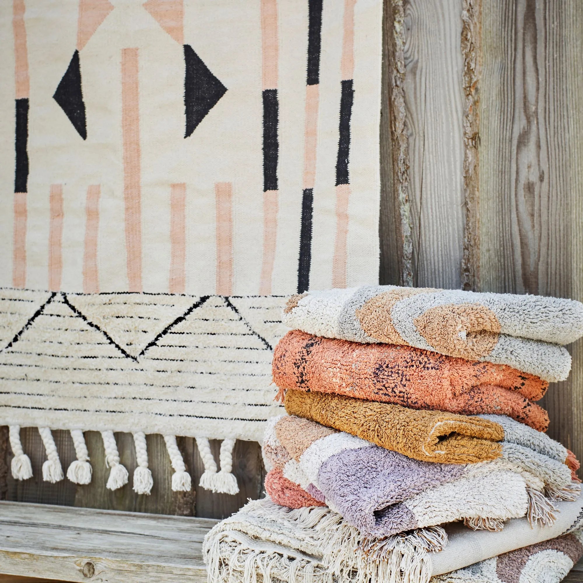 Madam Stoltz handgewebter Bauwollteppich 120 x 180 cm rosa schwarz