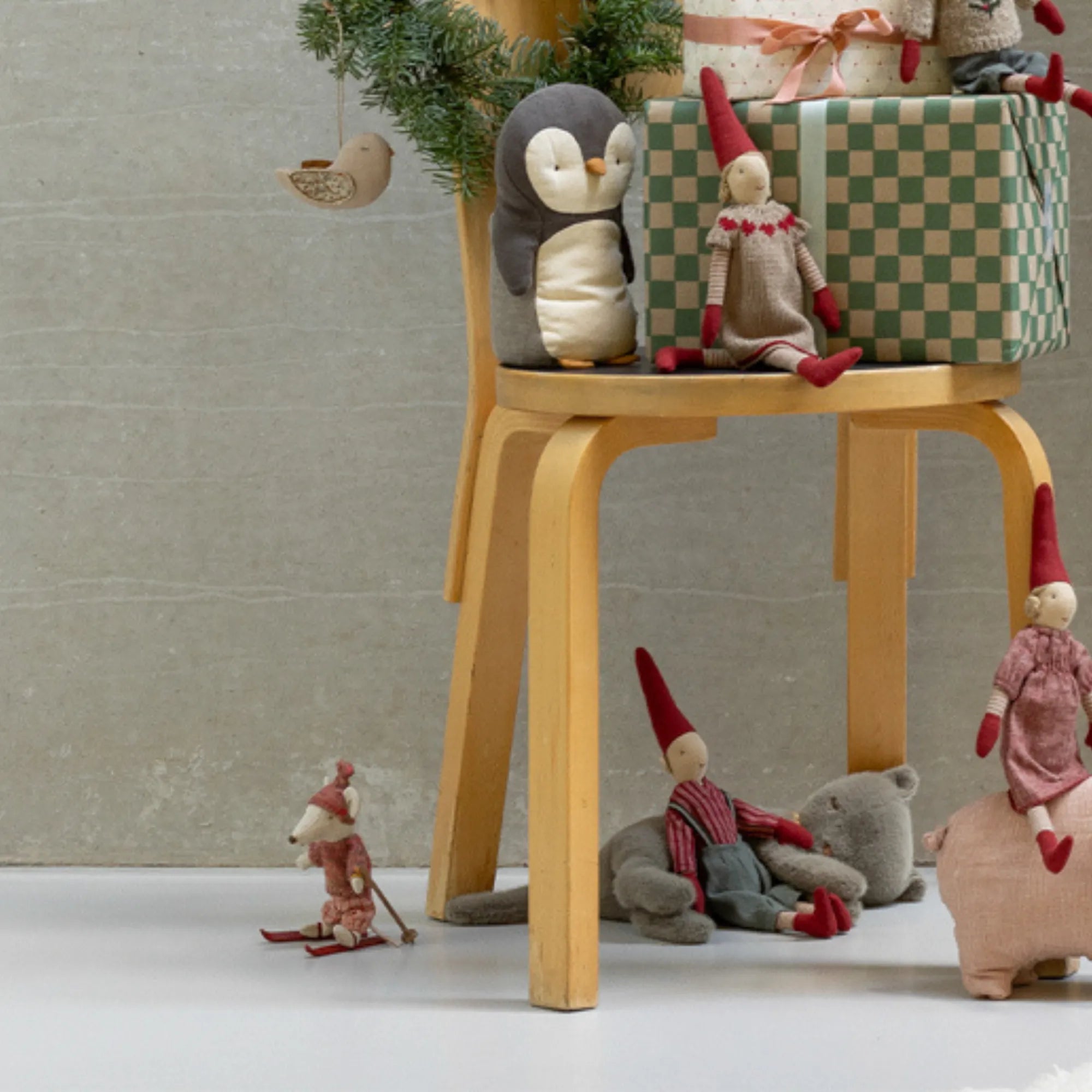 Maileg Pixy Weihnachten Wichtel Größe 2 Junge in rotem Hemd 31 cm