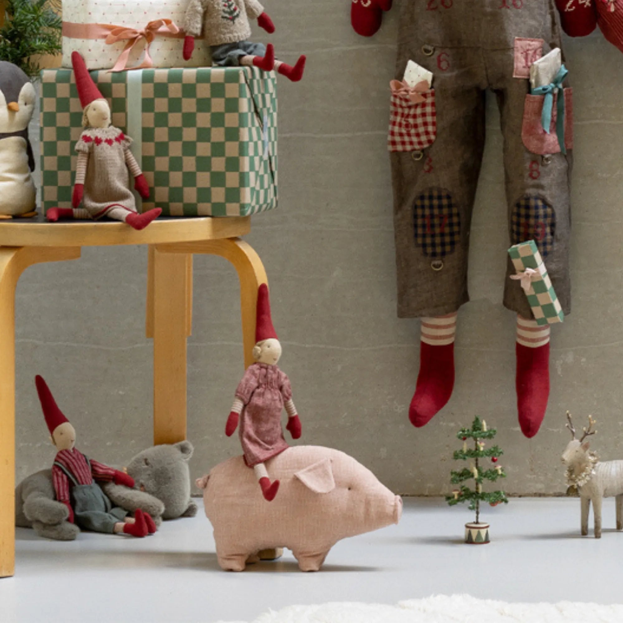 Maileg Pixy Weihnachten Wichtel Größe 2 Mädchen in rotem Kleid 31 cm