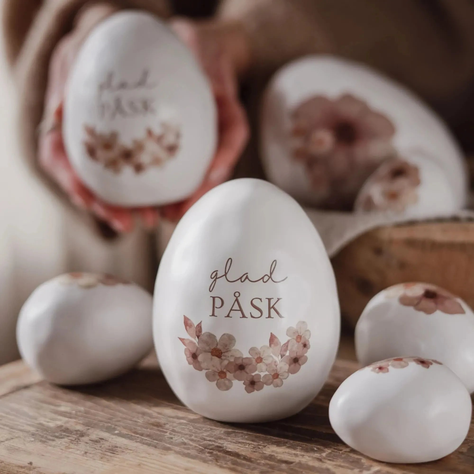 Majas Cottage stehendes Osterei "Glad Påsk" 11 cm