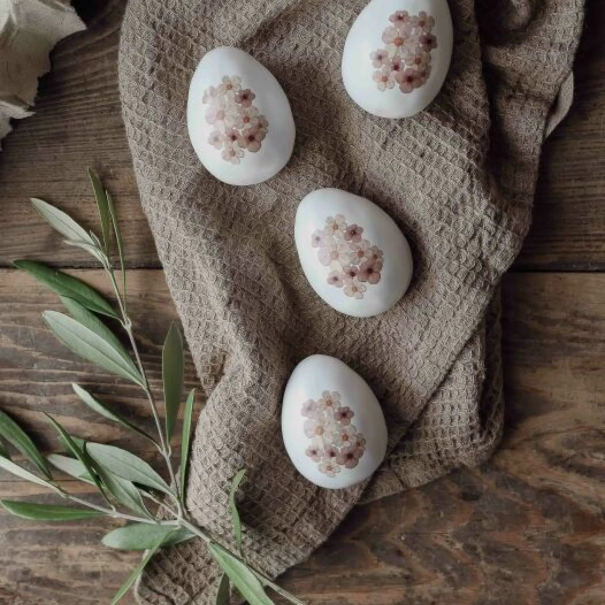 Majas Cottage Osterei weiß mit Blüten 6 cm