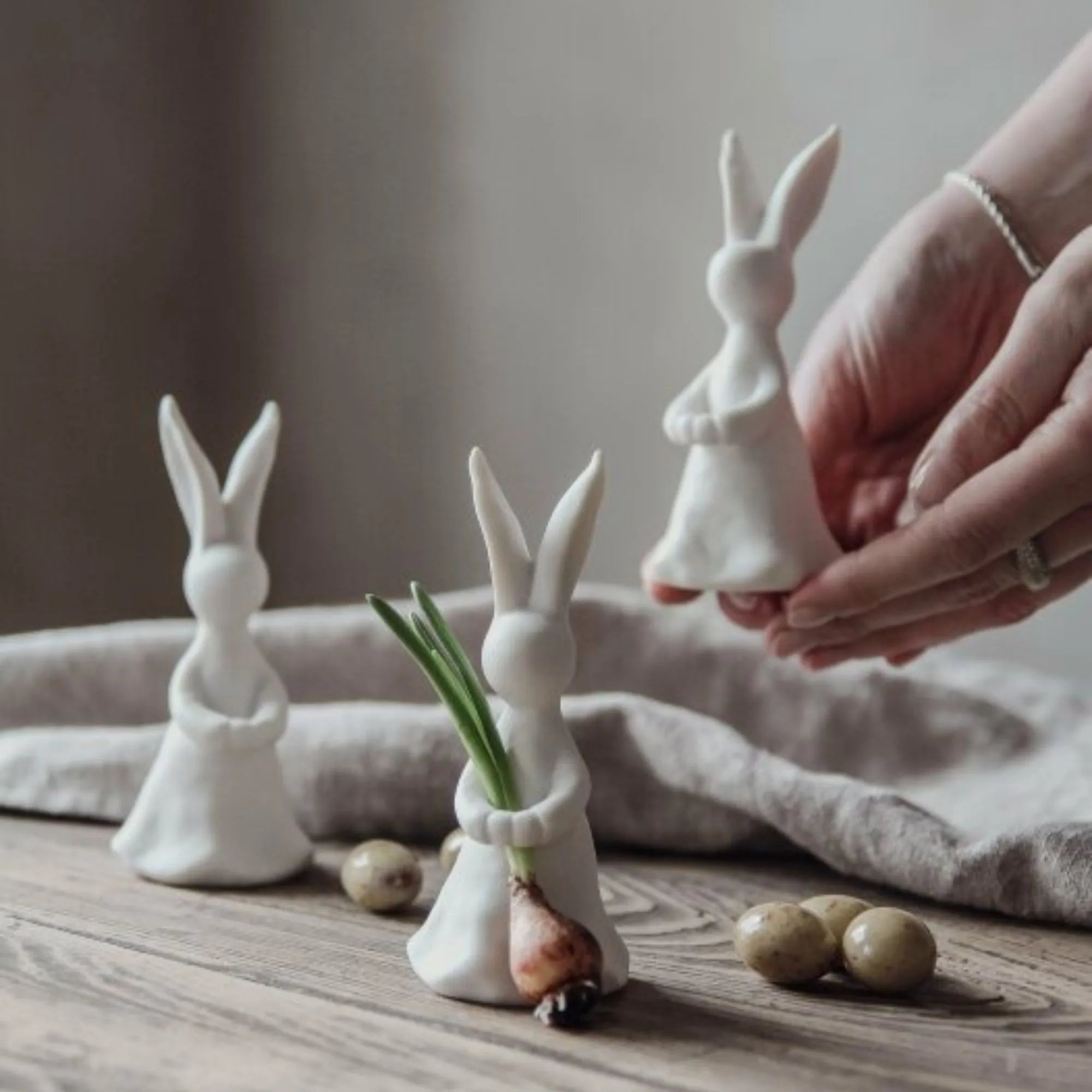 Majas Cottage Osterhase weiß mit Blumenhalterung 12 cm