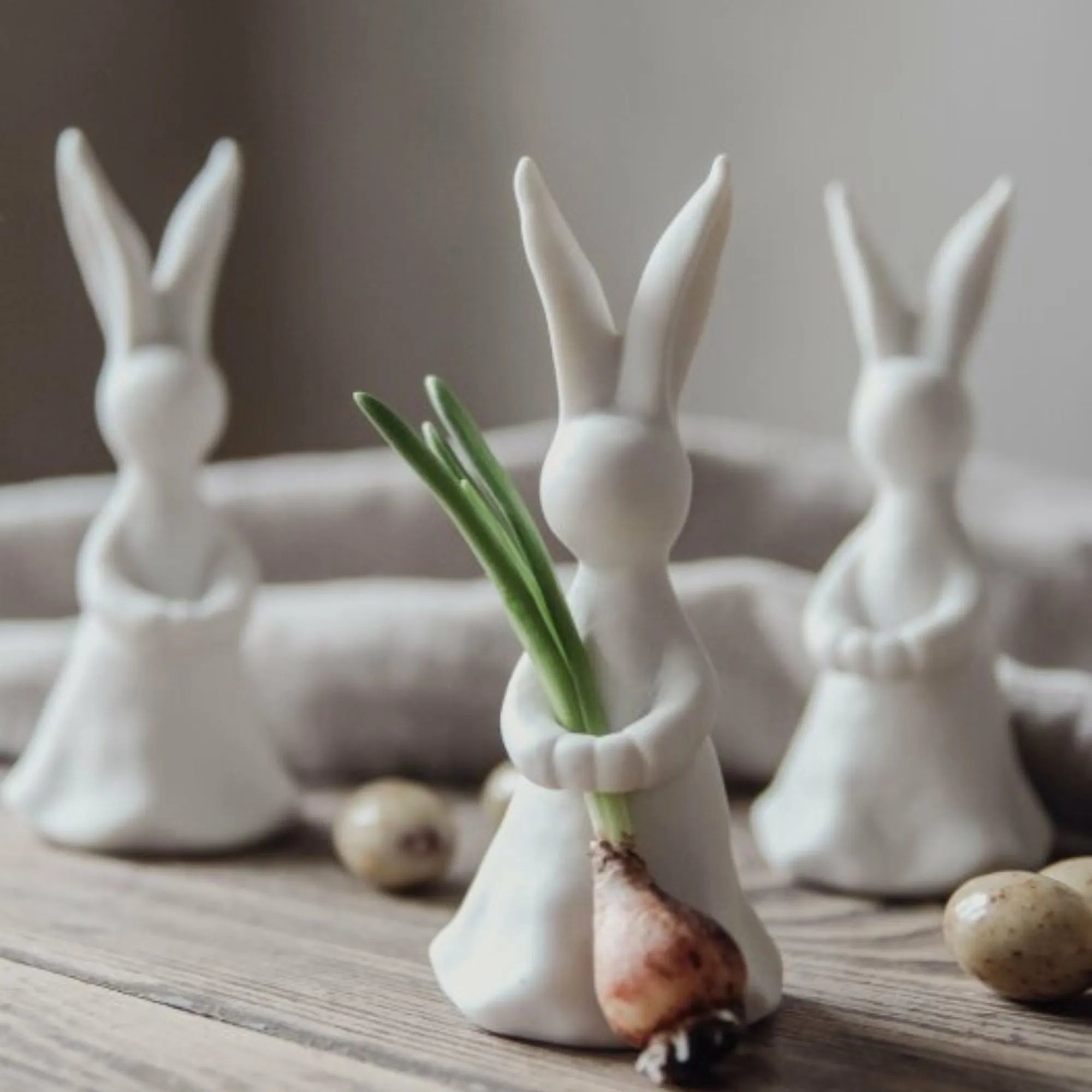 Majas Cottage Osterhase weiß mit Blumenhalterung 12 cm