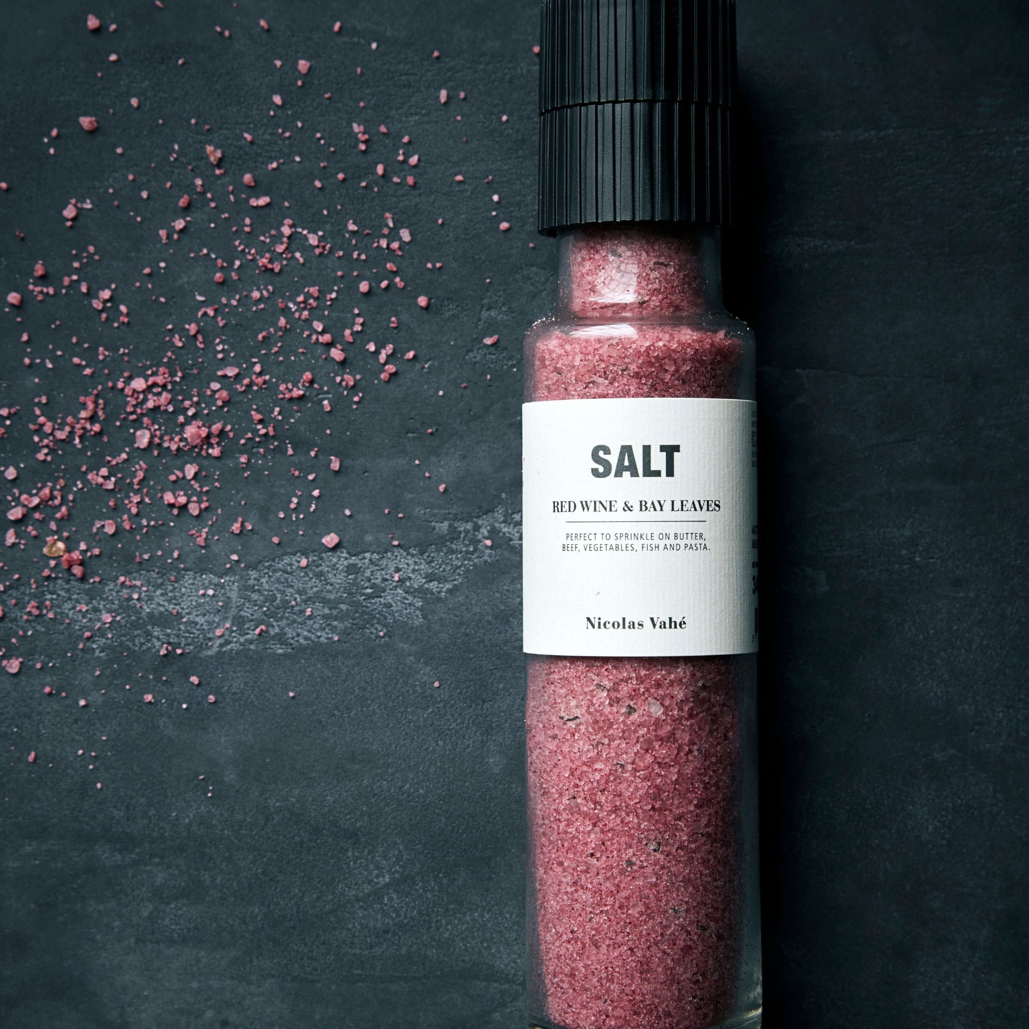 Meersalz 88%, Maisstärke, Rotwein (enthält Sulfit) 4%, Aroma, Hibiskuspulver, Lorbeerblättern-Mix.