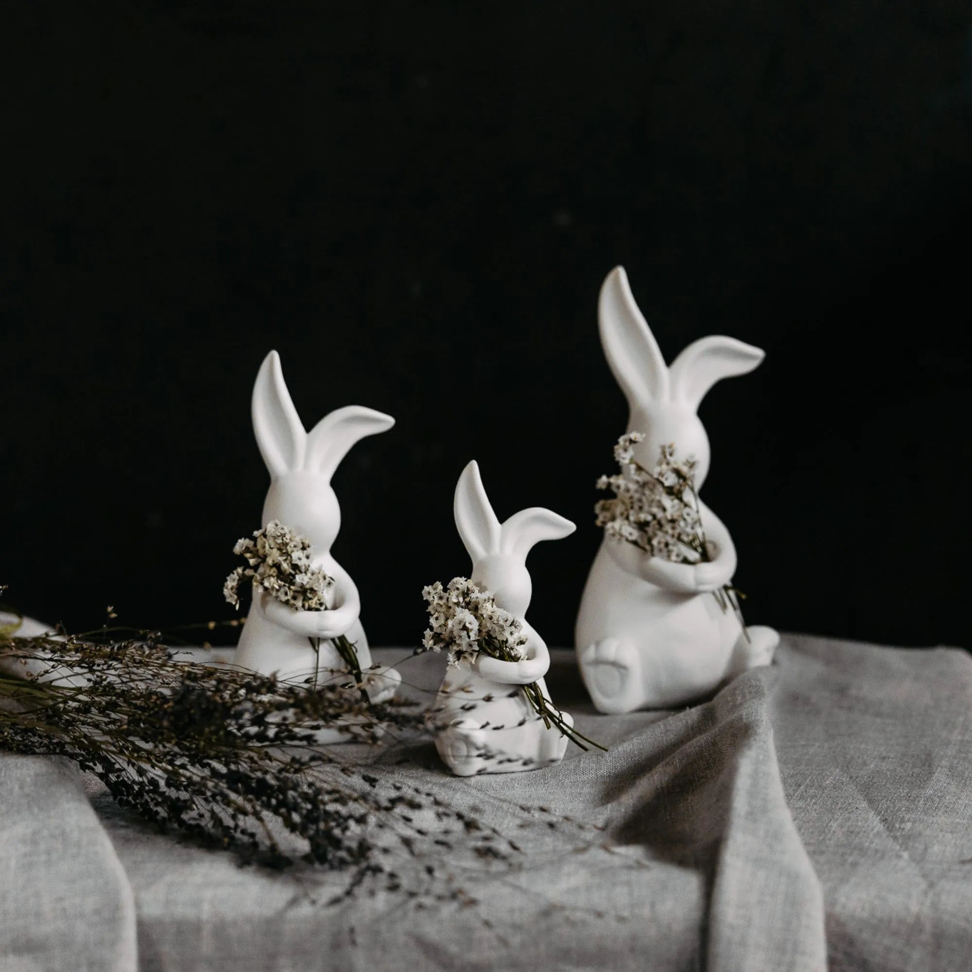 Storefactory Osterhase "Elias" weiß 19 cm mit Blumenhalter