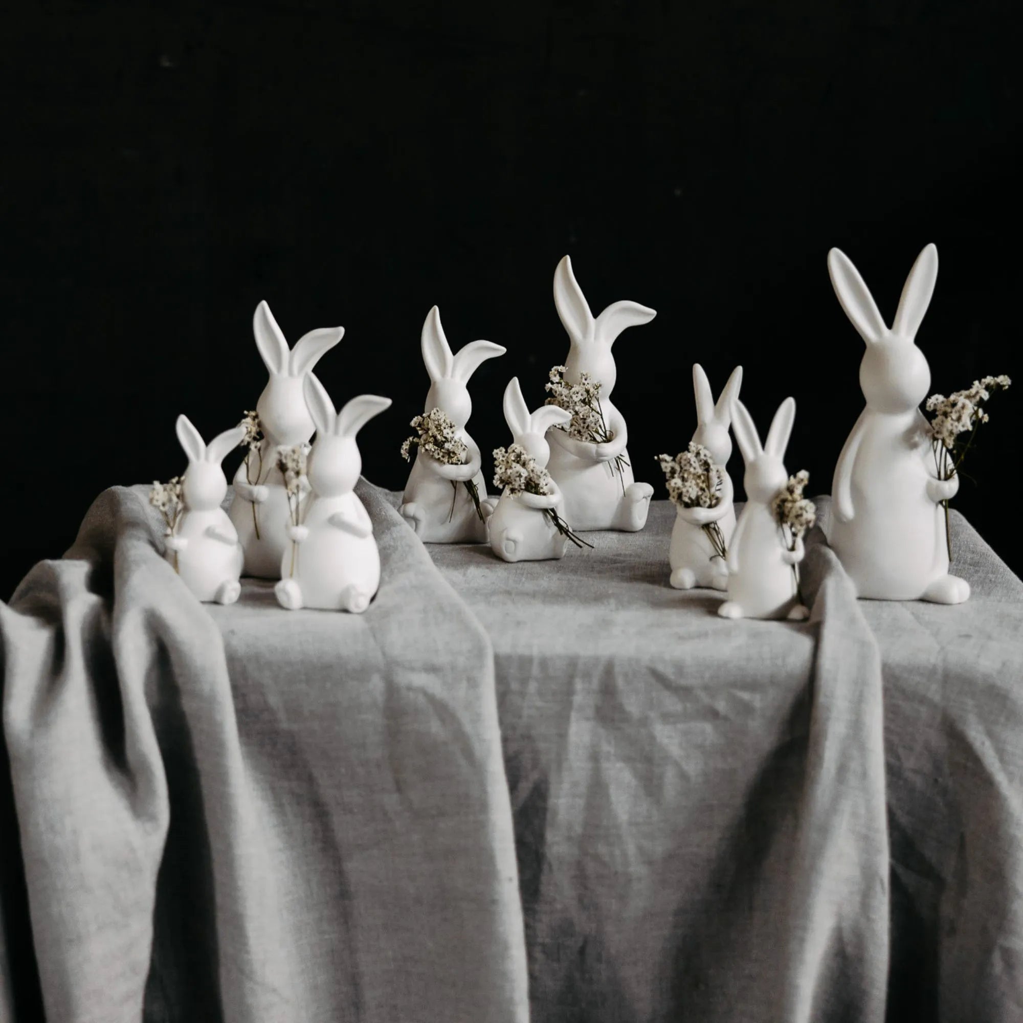 Storefactory Osterhase "Emilia" weiß 17 cm mit Blumenhalter