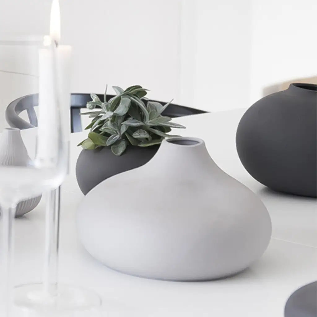 källa vase low storefactory grau