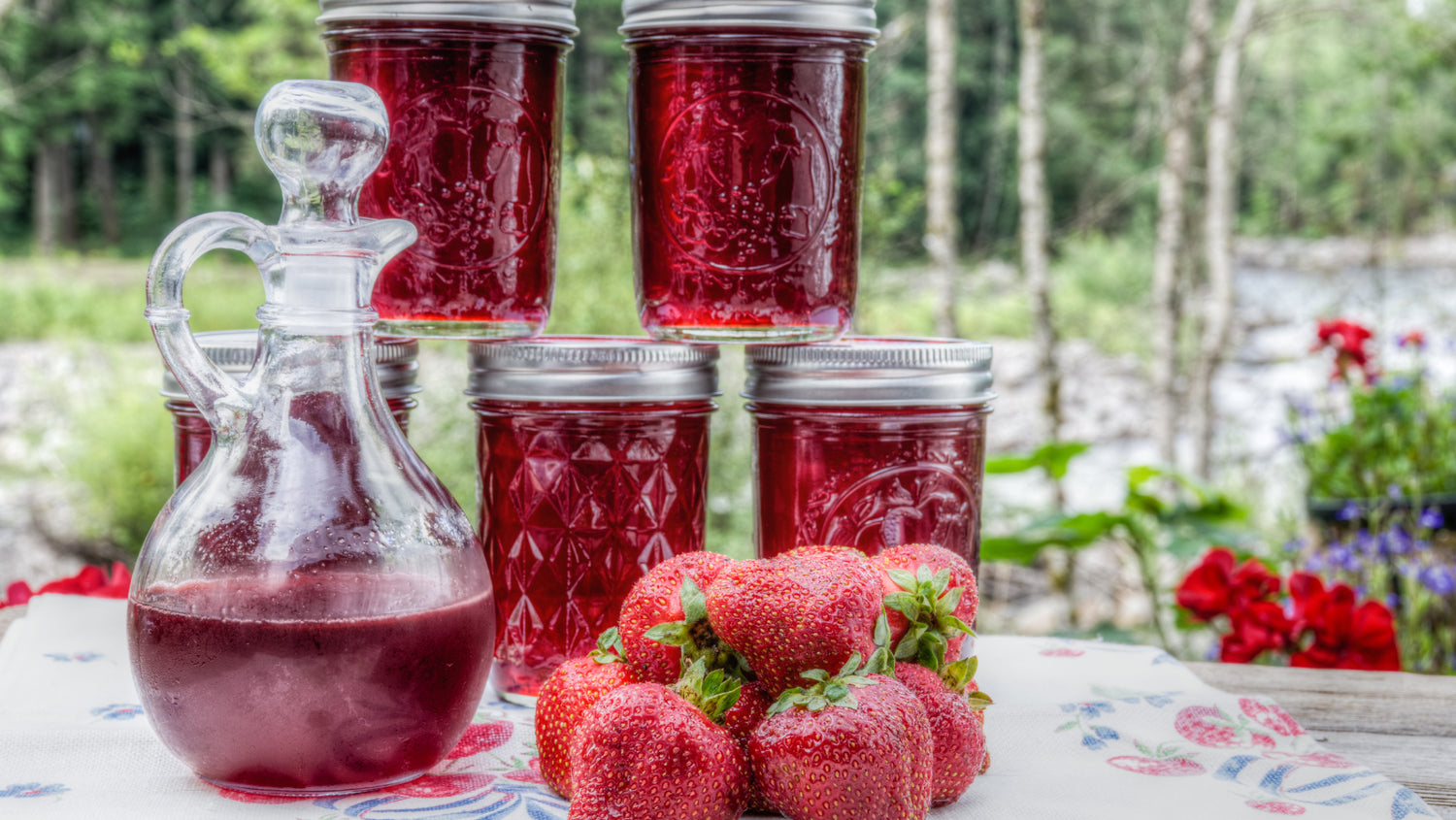 Einfach und immer lecker: selbstgemachter Erdbeersirup für sommerliche Glücksmomente