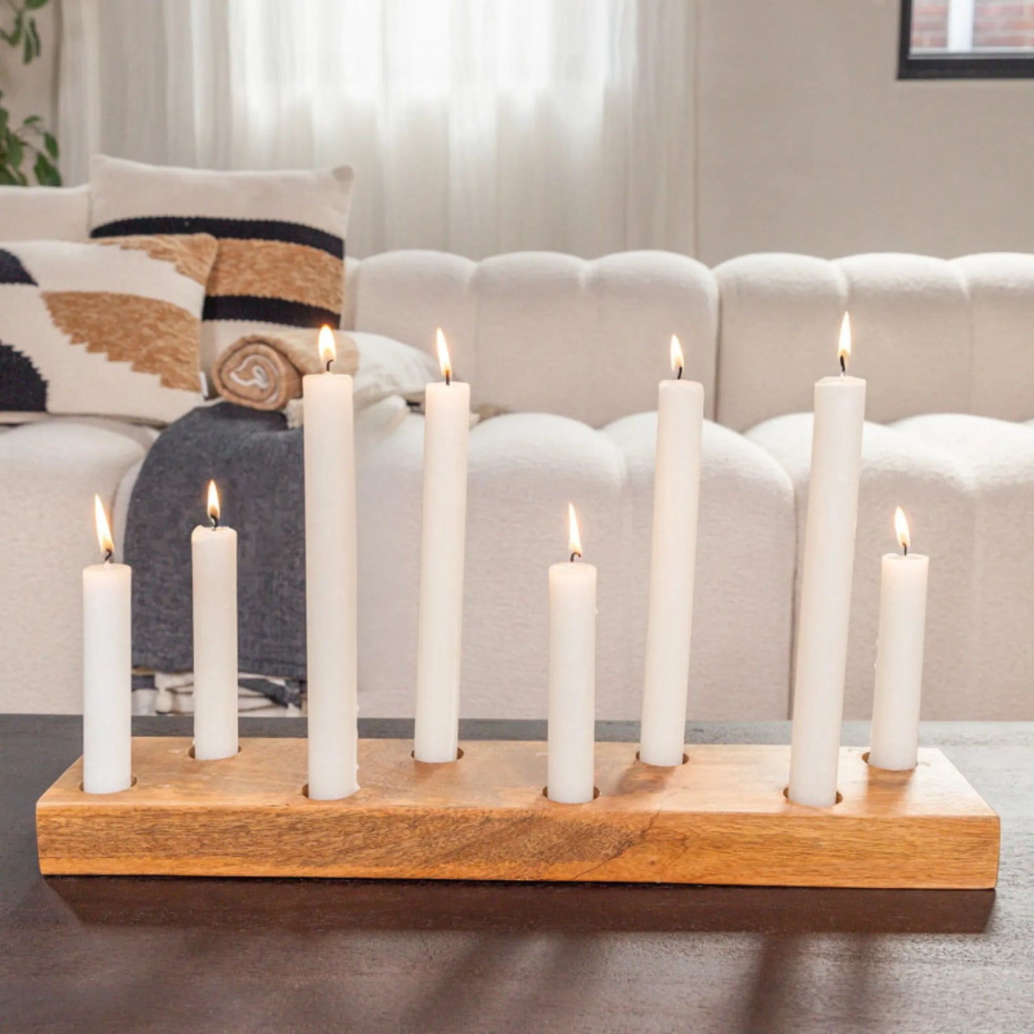 Brauner Holz-Kerzenhalter von Home Society mit acht Halterungen für breite Stabkerzen