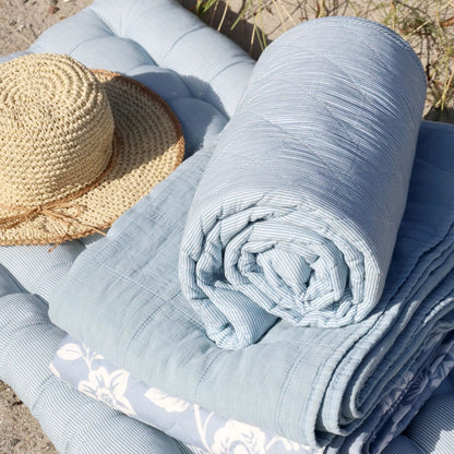 Chic antique quilt decke 130x180 cm sky blue gestreift blau weiß  anna und ole shop