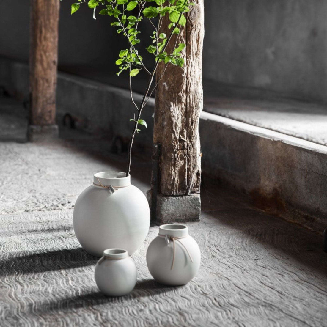 Ernst vase weiß Lederriemen steingut anna und ole shop