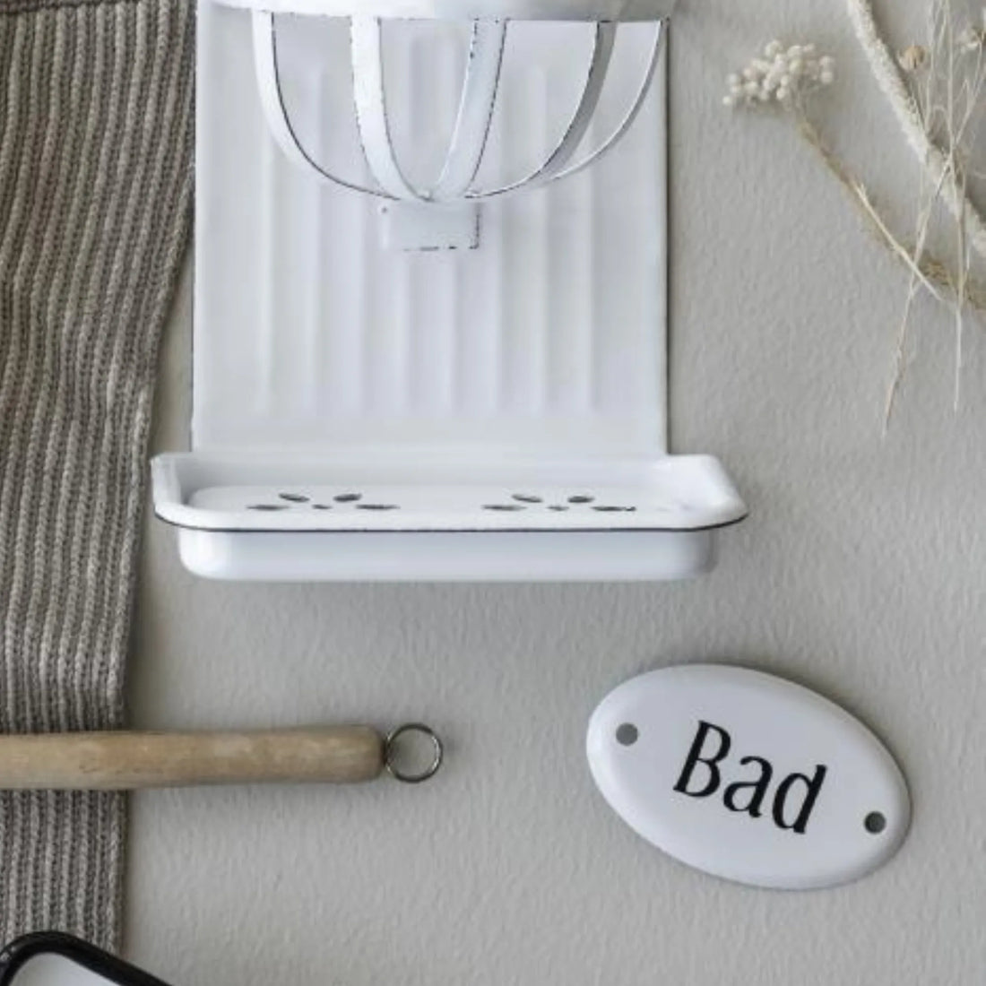 Ib Laursen weißes Schild "Bad" aus Metall 9 cm