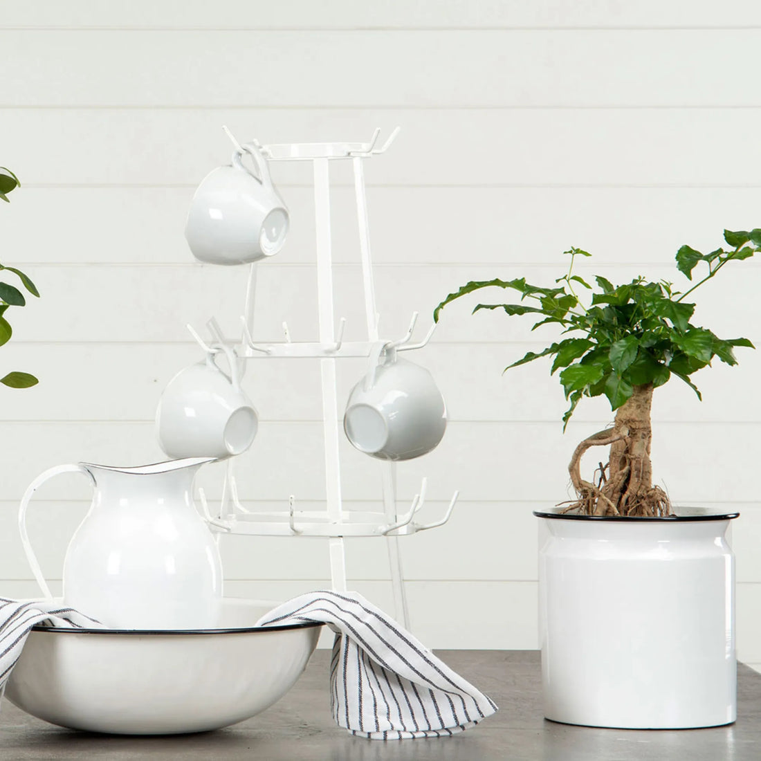 A lot Decoration Tassenhalter weiß Emaille 50 cm