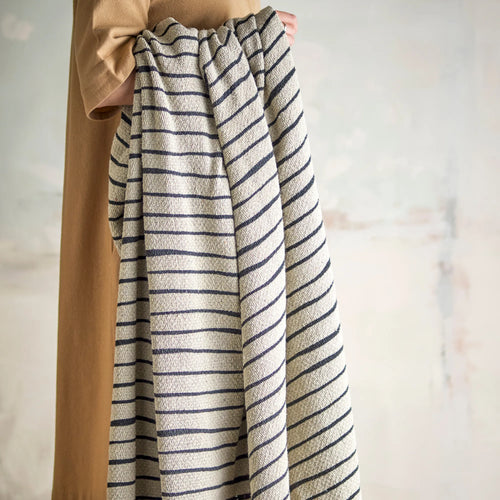 Bloomingville Decke "Eia"beige schwarz gestreift 130 x 160 cm aus receycelter Baumwolle