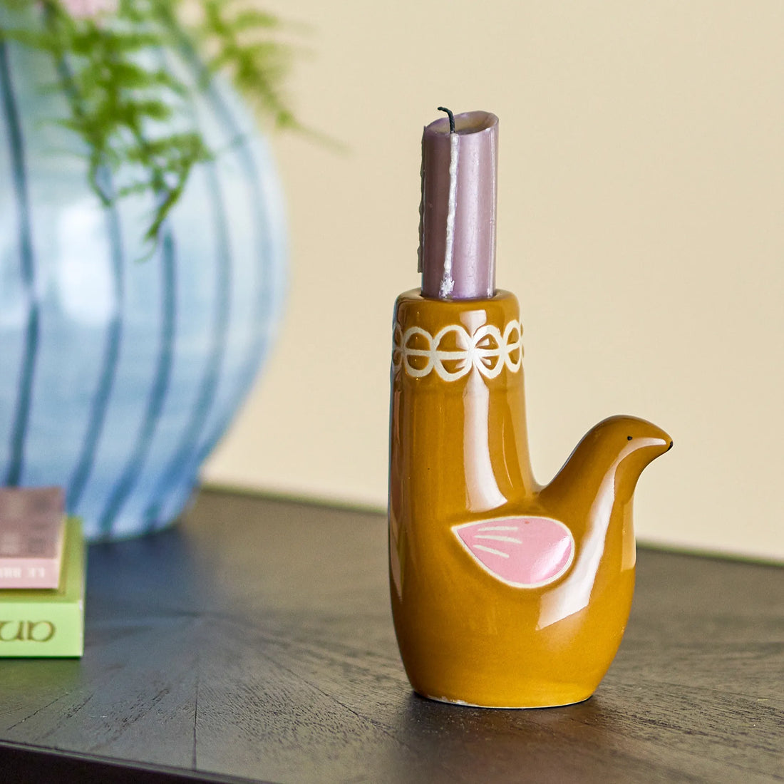 Trudy ist eine wunderschöne Vogeldame von Bloomingville, die du bei uns in verschiedenen Farbtönen als Kerzenhalter findest.
Die feine Glasur und Farbgebung in typisch nordischem Stil zeichnen Trudy aus. Ein Teil des Kerzenhalters ist handbemalt, so dass Farbvariationen auftreten können, die jeden zu einem individuellen Wohnaccessoire macht. Stelle eine Stabkerze hinein und dekoriere damit deine Fensterbank oder Kommode.
Rosatöne mit feinen Punkten