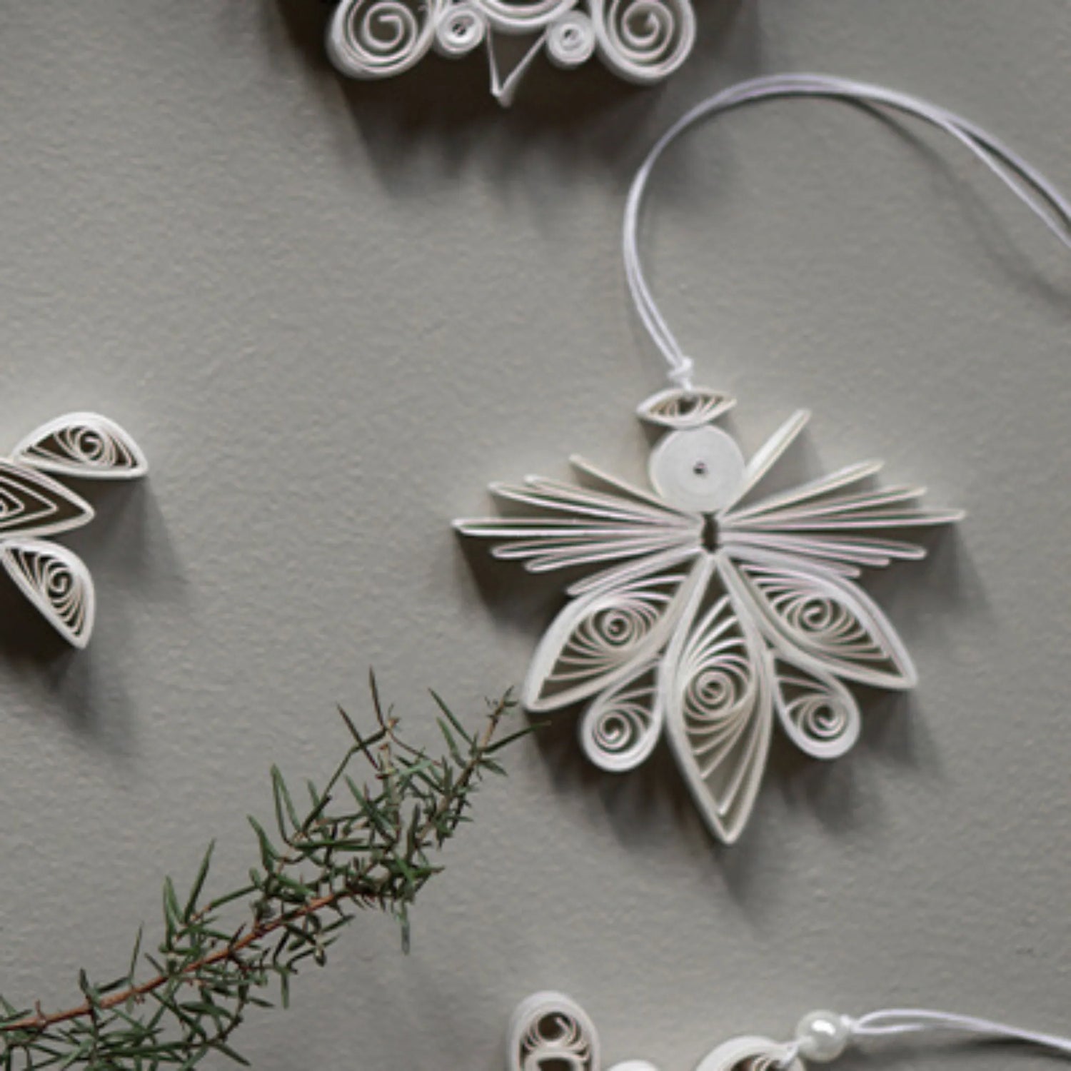 DBKD handgefertigter Engel aus Papier weiß ø 8 cm