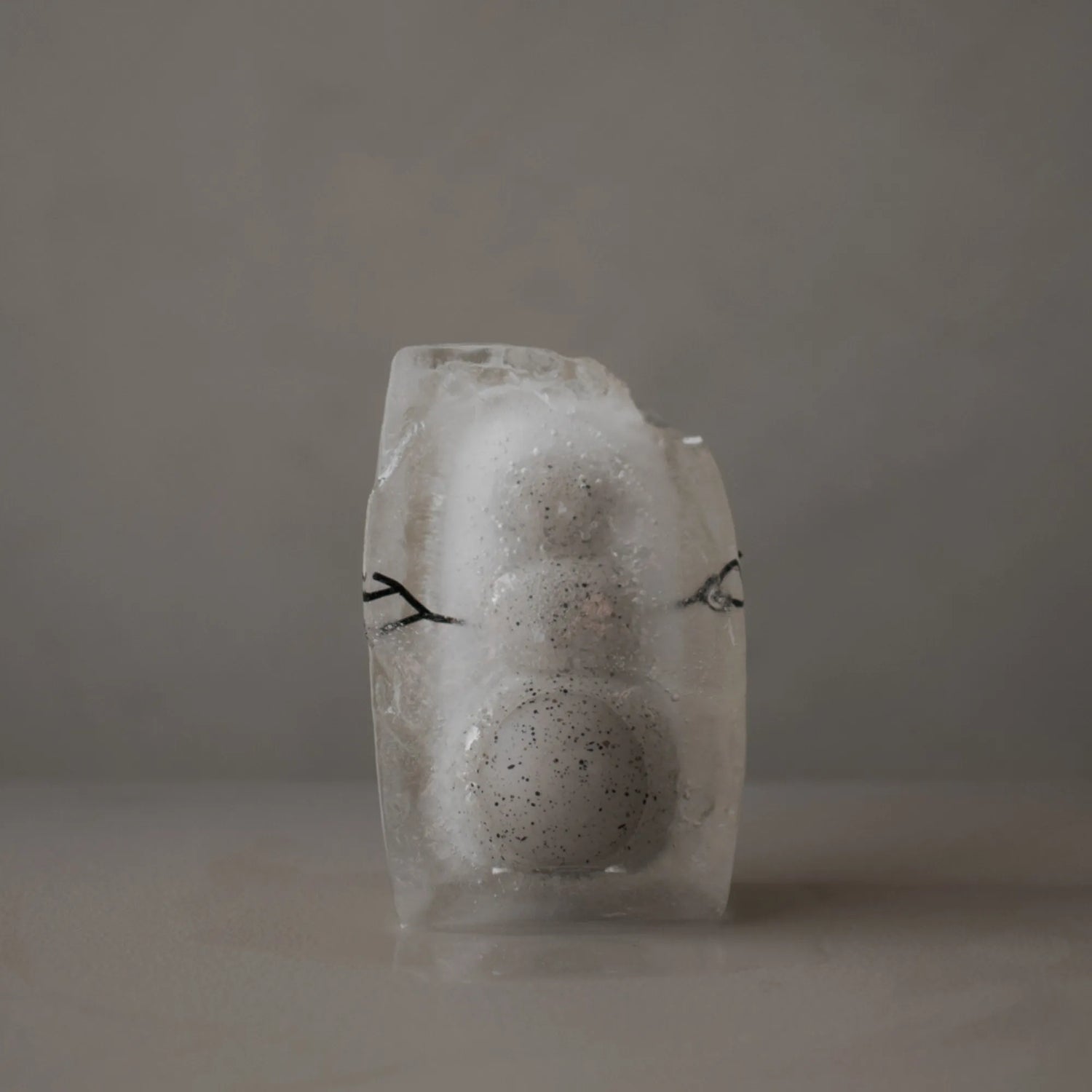 DBKD Schneemann aus Keramik Small 11 cm grau gesprenkelt