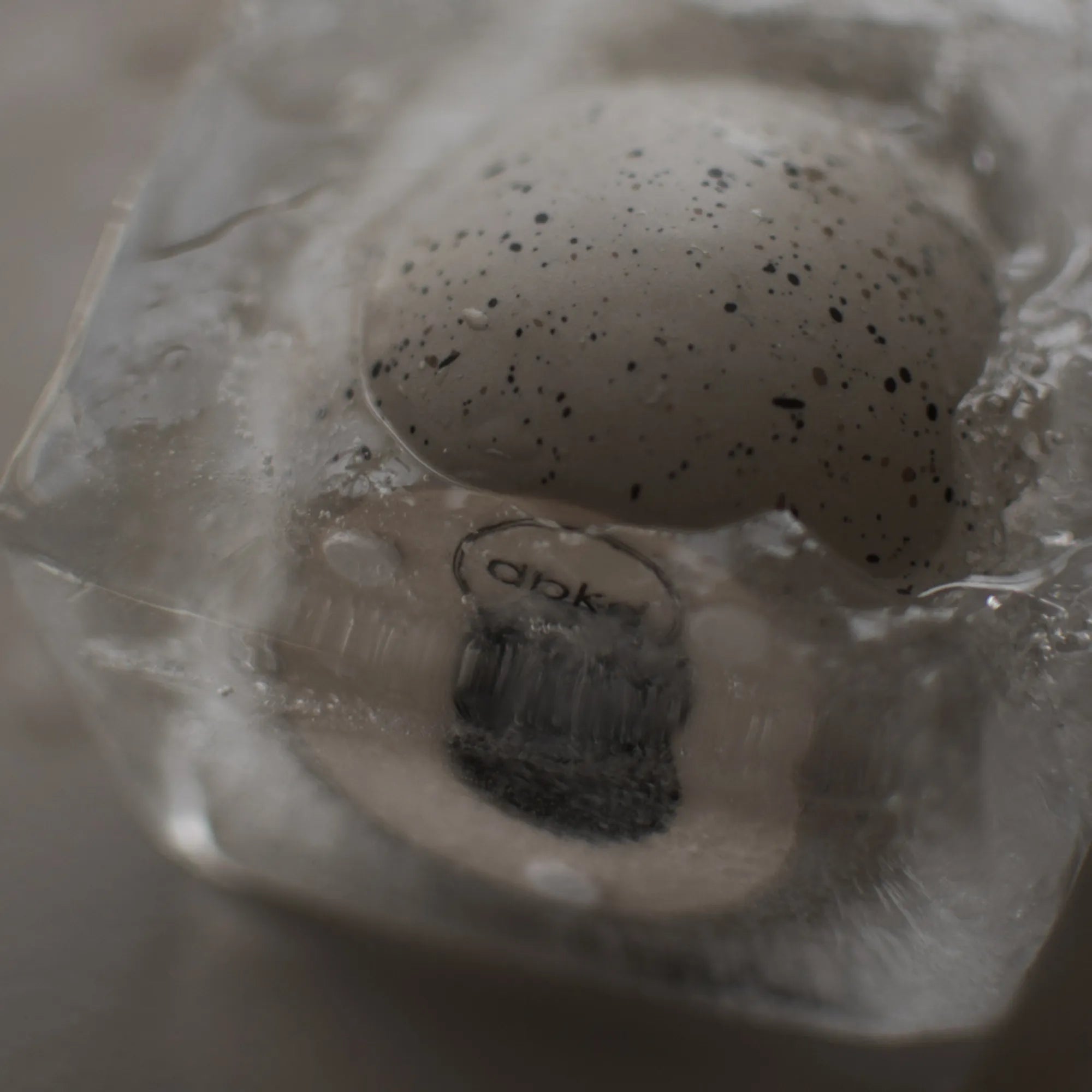 DBKD Schneemann aus Keramik Small 11 cm grau gesprenkelt