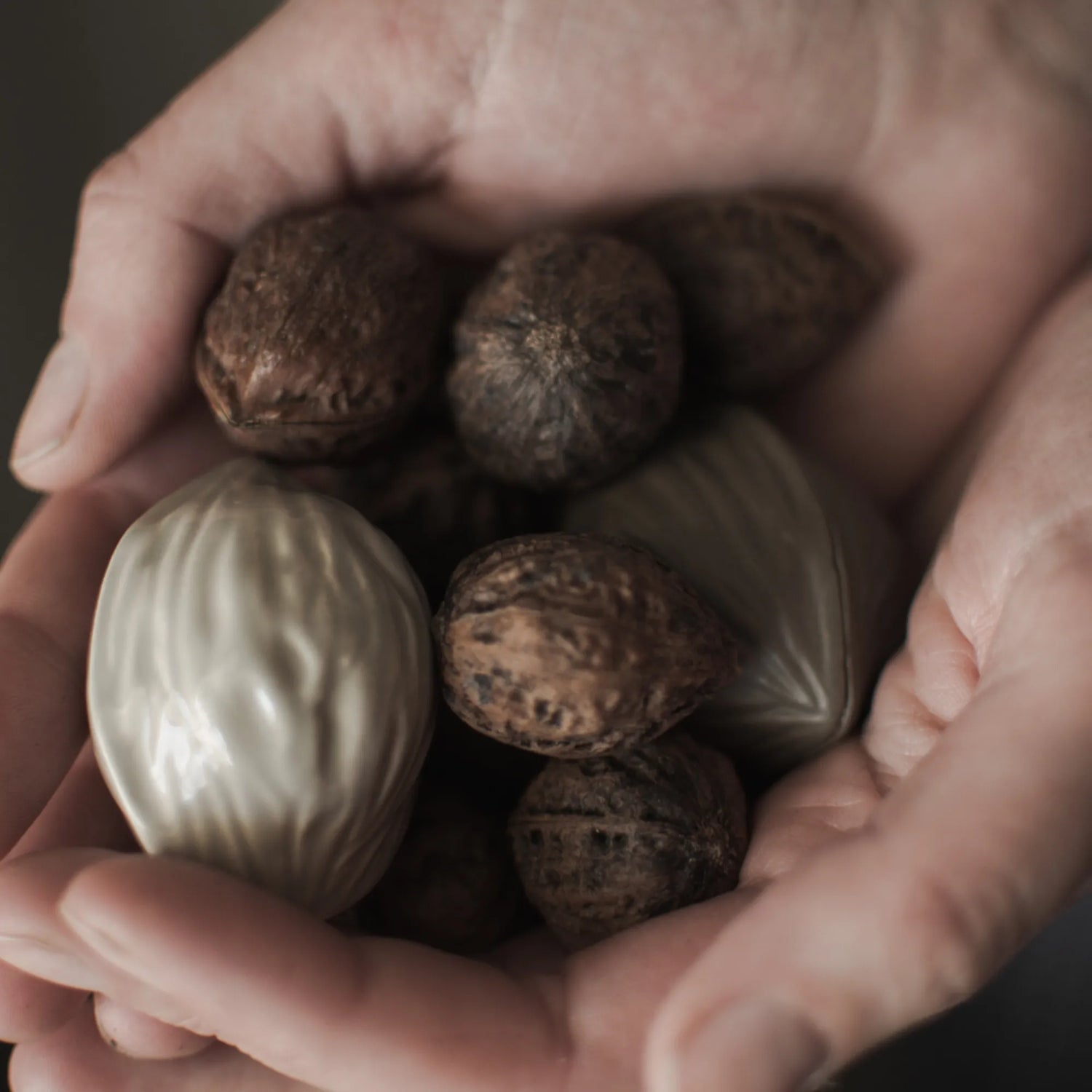 dbkd walnuß zum hängen aus keramik grau anna und ole shop