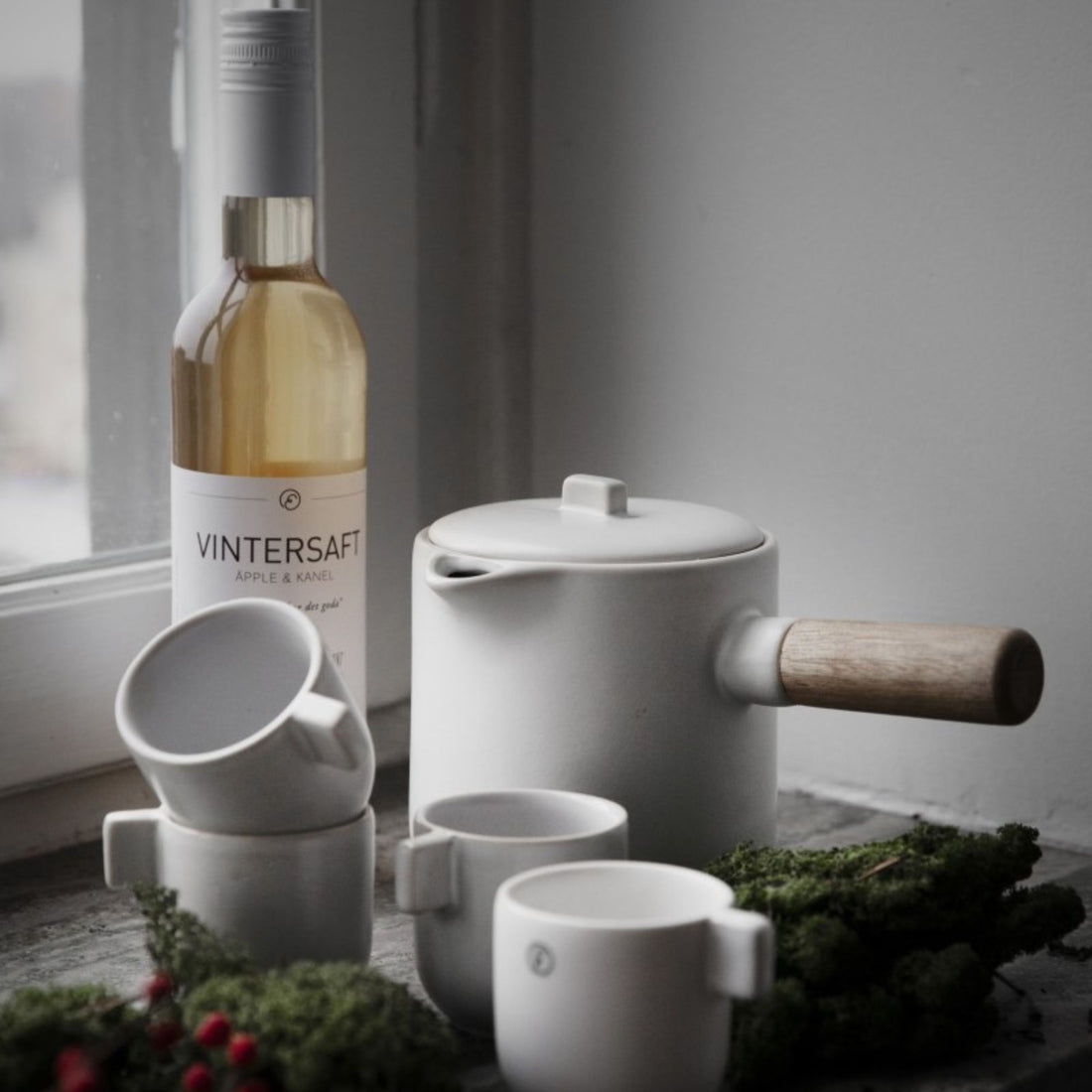 ERNST weiße Kanne mit Holzgriff 800 ml