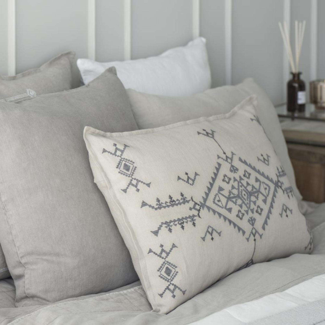 Ib Laursen Kissenhülle mit nordischer Stickerei