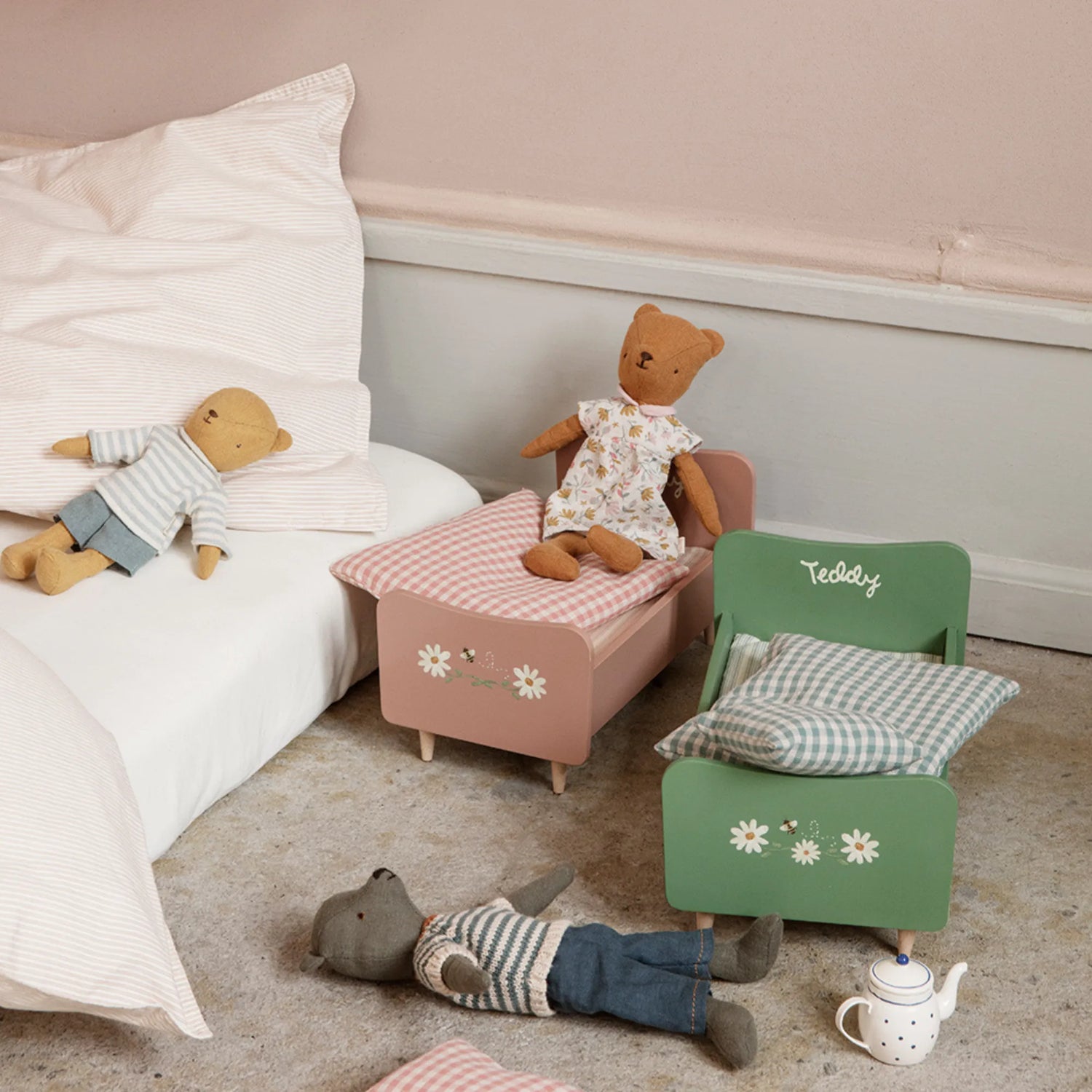 Maileg Bett aus Holz für Mama Teddy rosa handbemalt