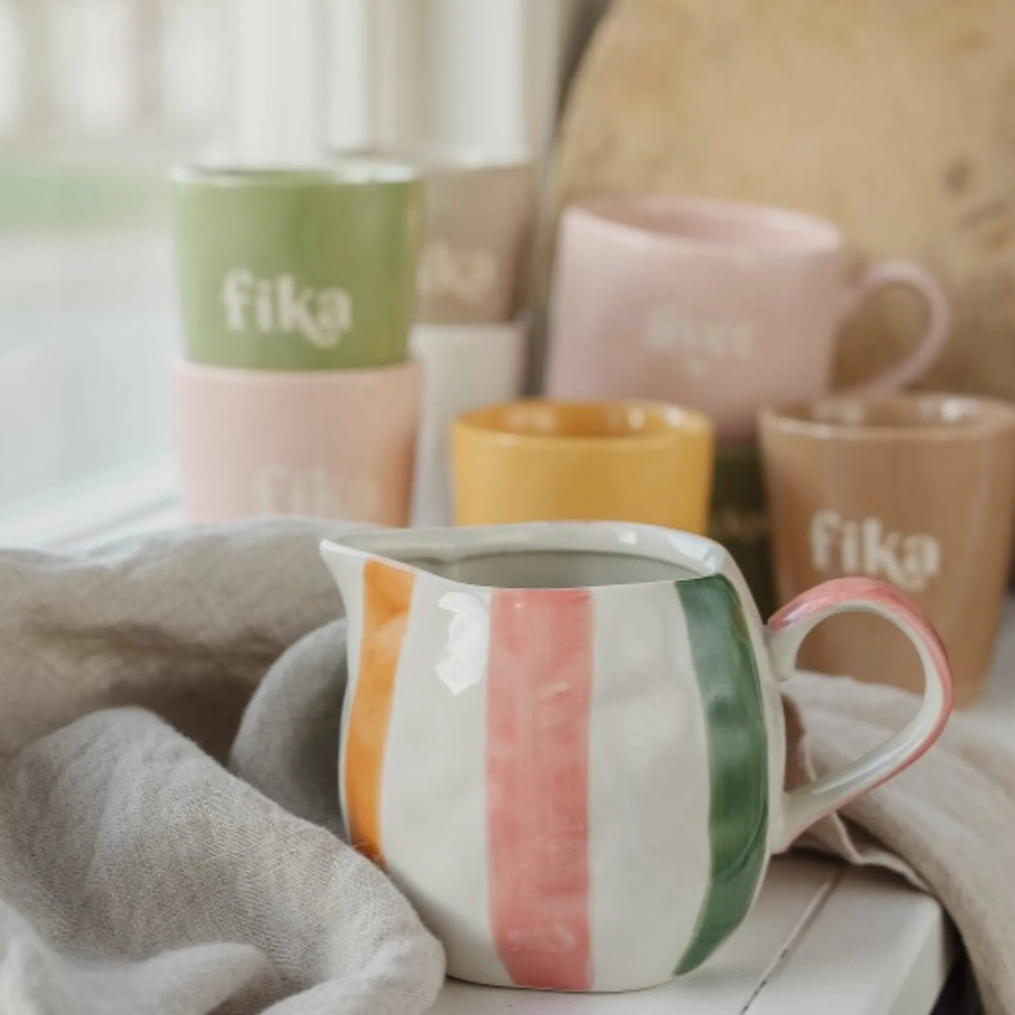 Majas Cottage Milchkännchen „Miölkkannal“ 300 ml Keramik gestreift