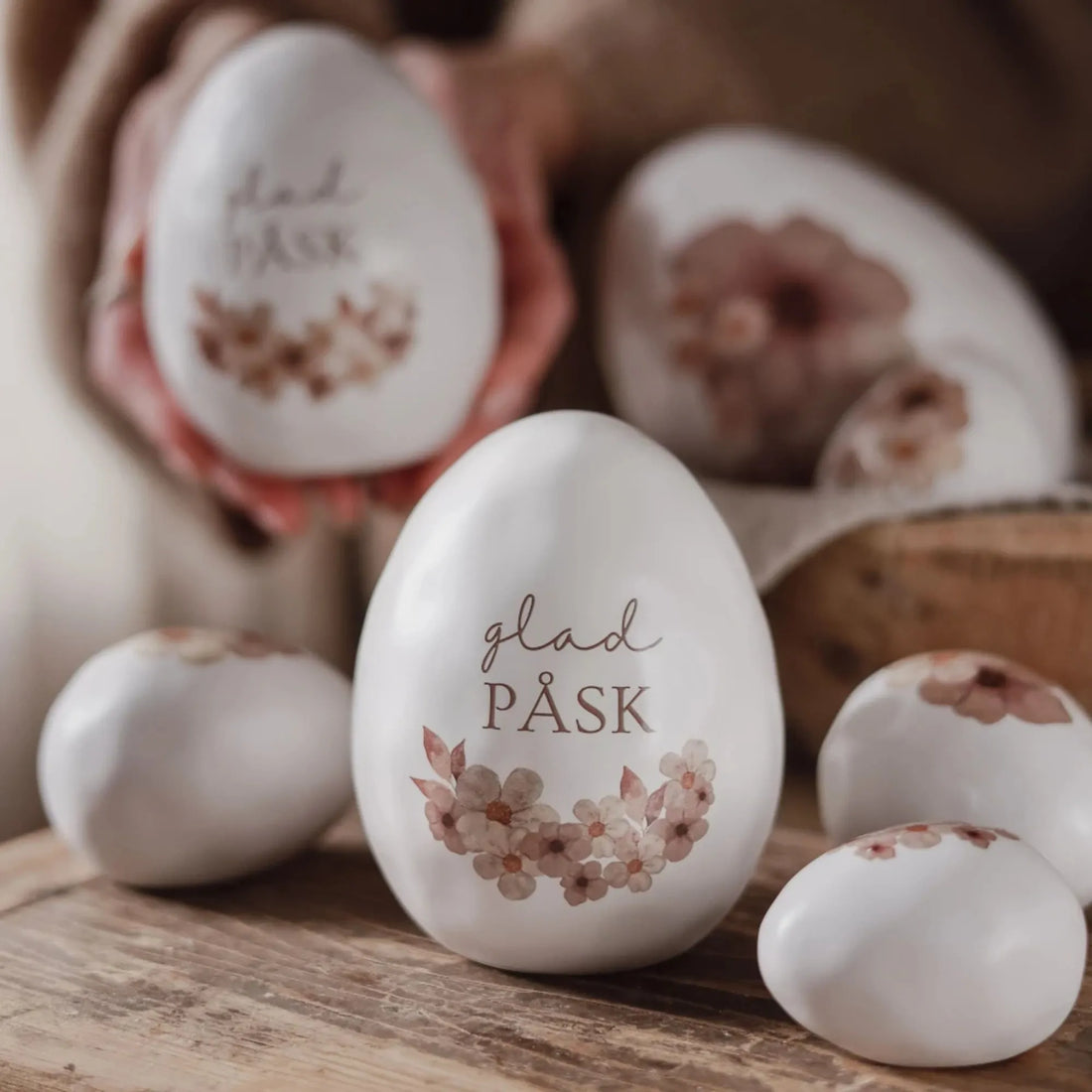 Majas Cottage stehendes Osterei "Glad Påsk" 11 cm