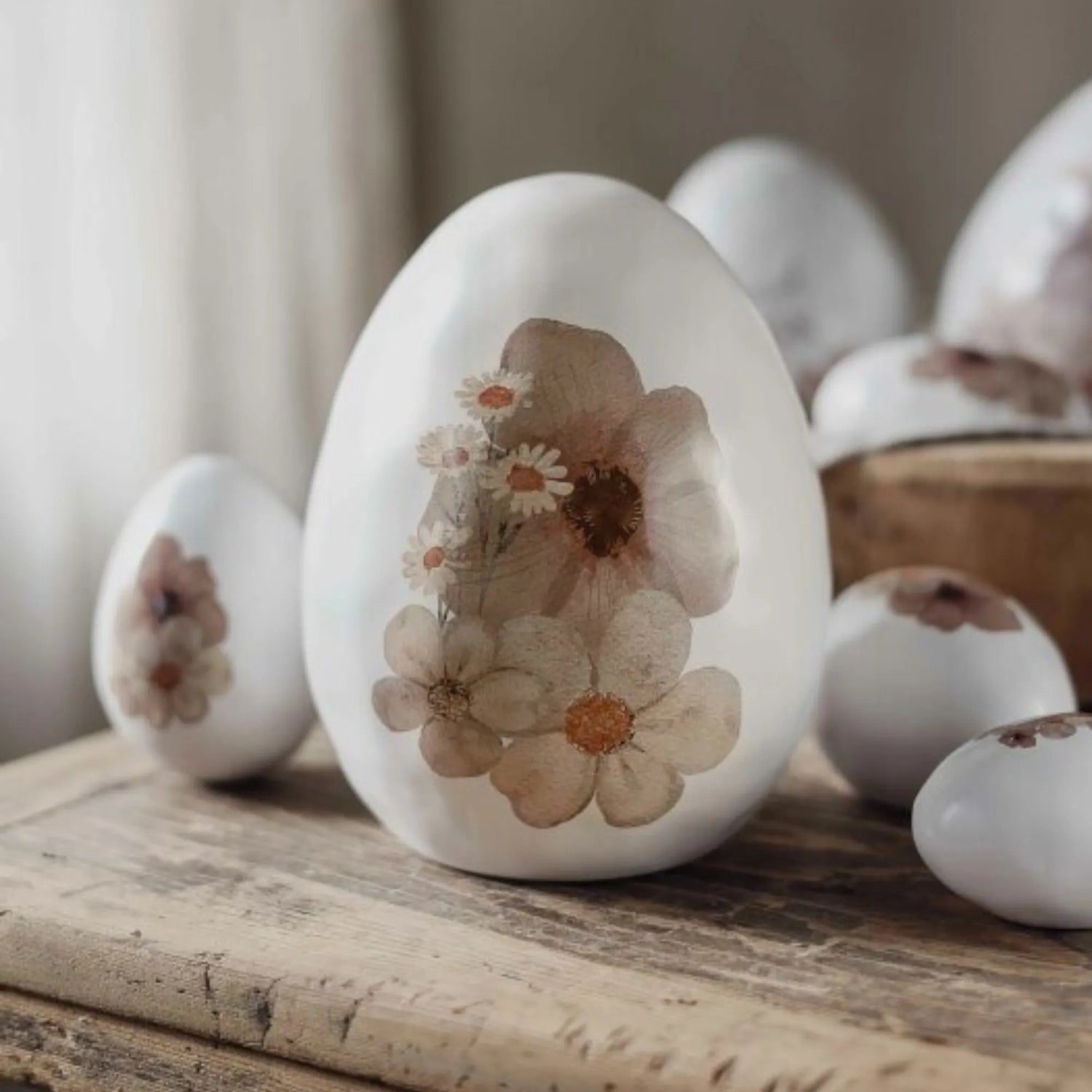Majas Cottage stehendes Osterei weiß mit Blüten 15 cm