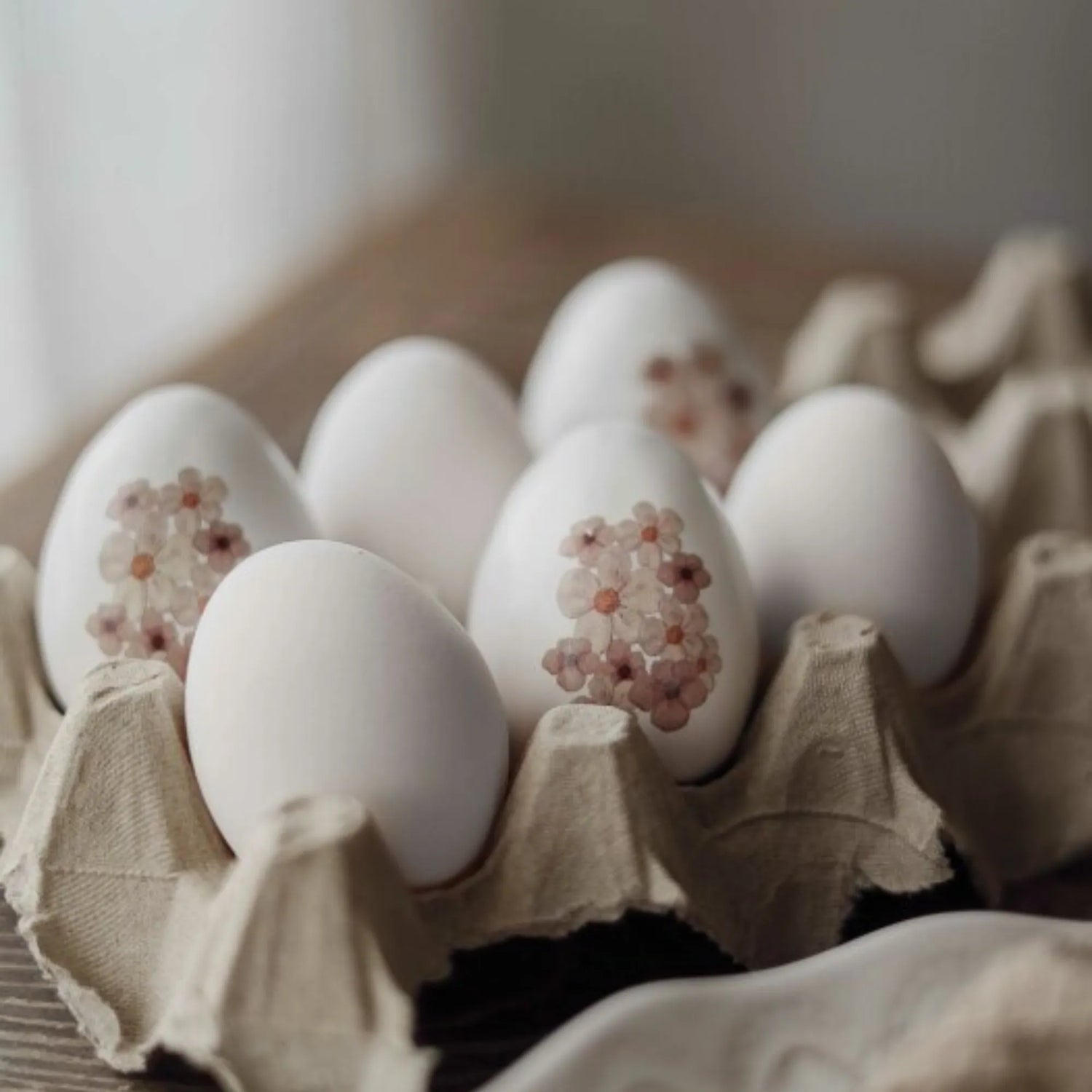 Majas Cottage Osterei weiß mit Blüten 6 cm