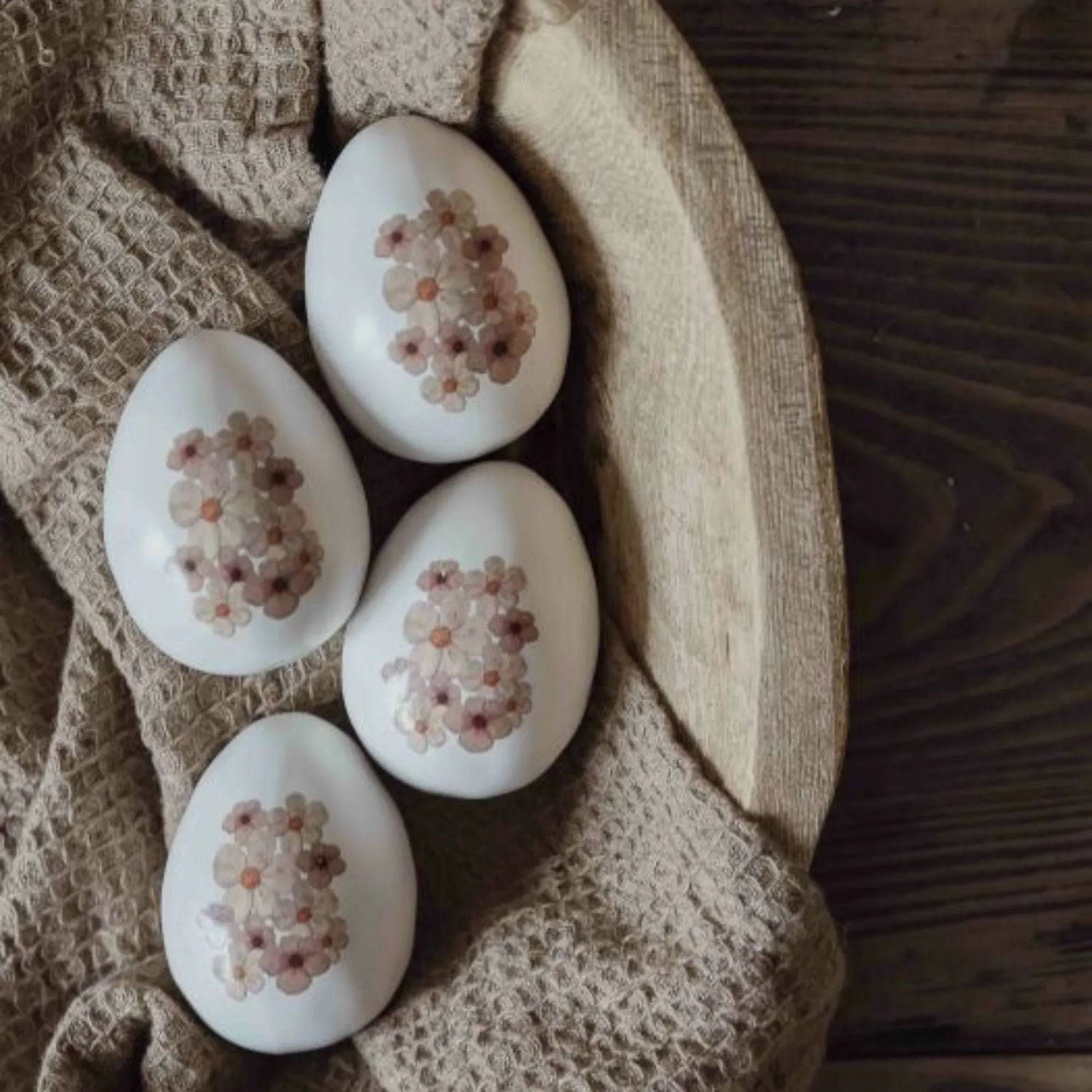 Majas Cottage Osterei weiß mit Blüten 6 cm