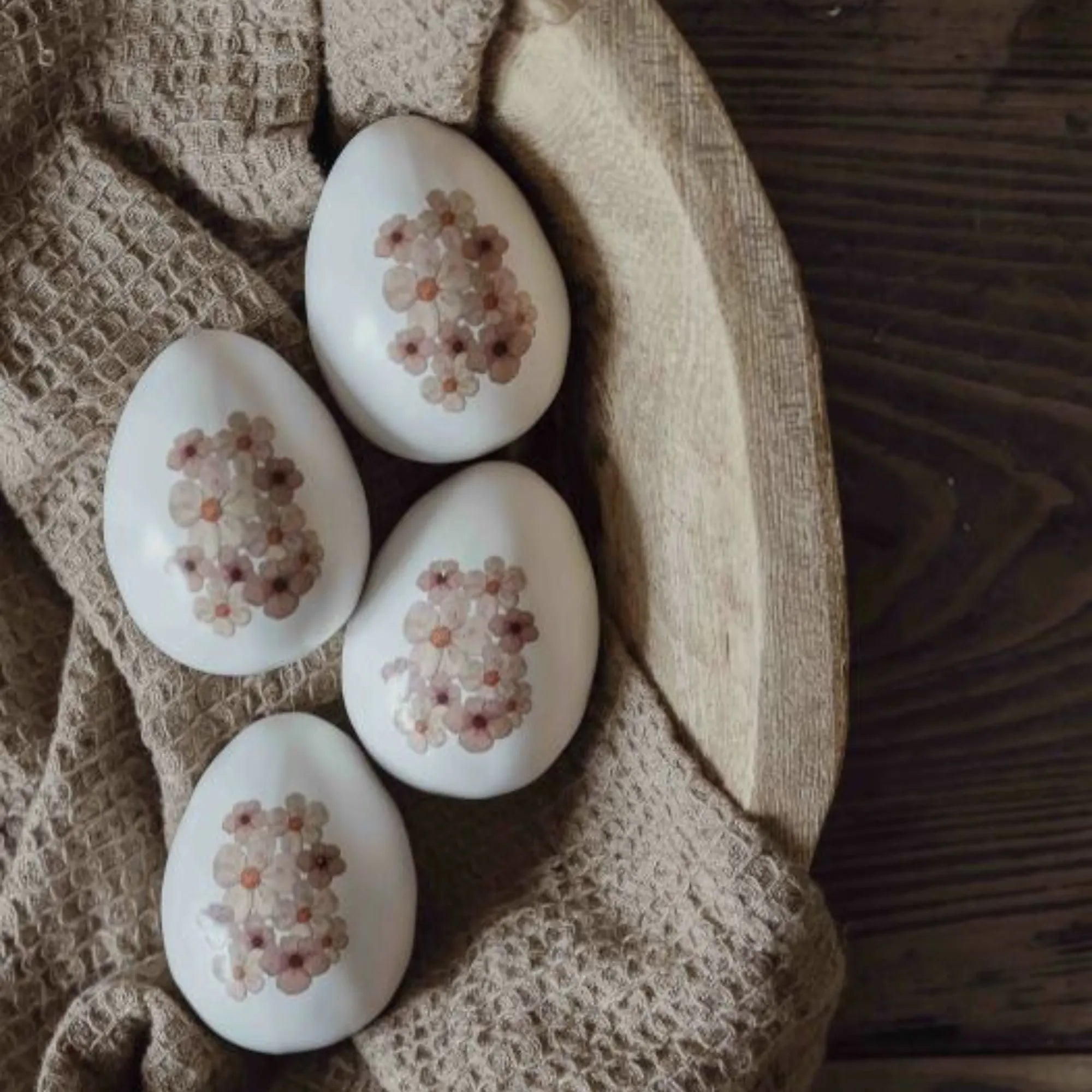 Majas Cottage Osterei weiß mit Blüten 6 cm