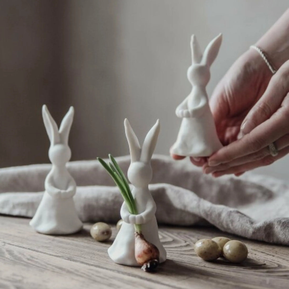 Majas Cottage Osterhase weiß mit Blumenhalterung 12 cm