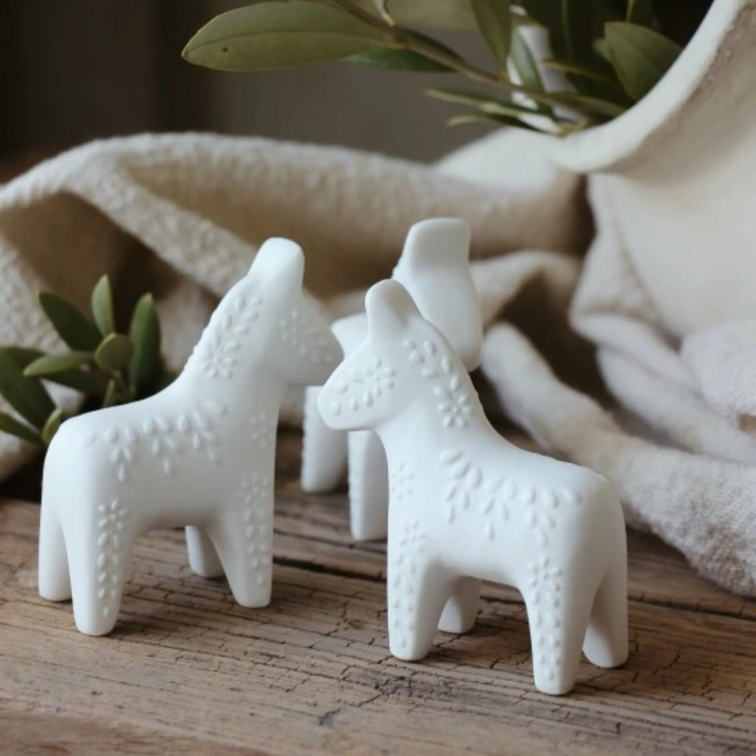 Majas Cottage Glücksfigur "Dalapferd" Keramik weiß in Geschenkbox