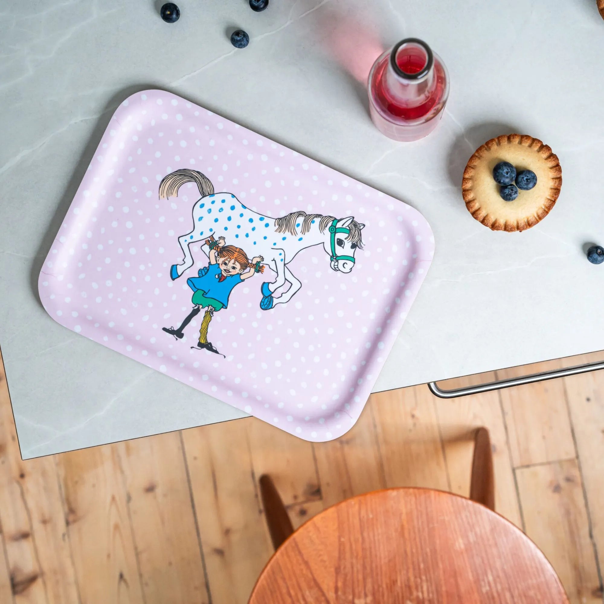 Muurla "Pippi Langstrumpf und ihr Pferd" Tablett 27 x 20 cm – Anna & Ole Muurla "Pippi Langstrumpf und ihr Pferd" Tablett 27 x 20 cm – Anna & Ole