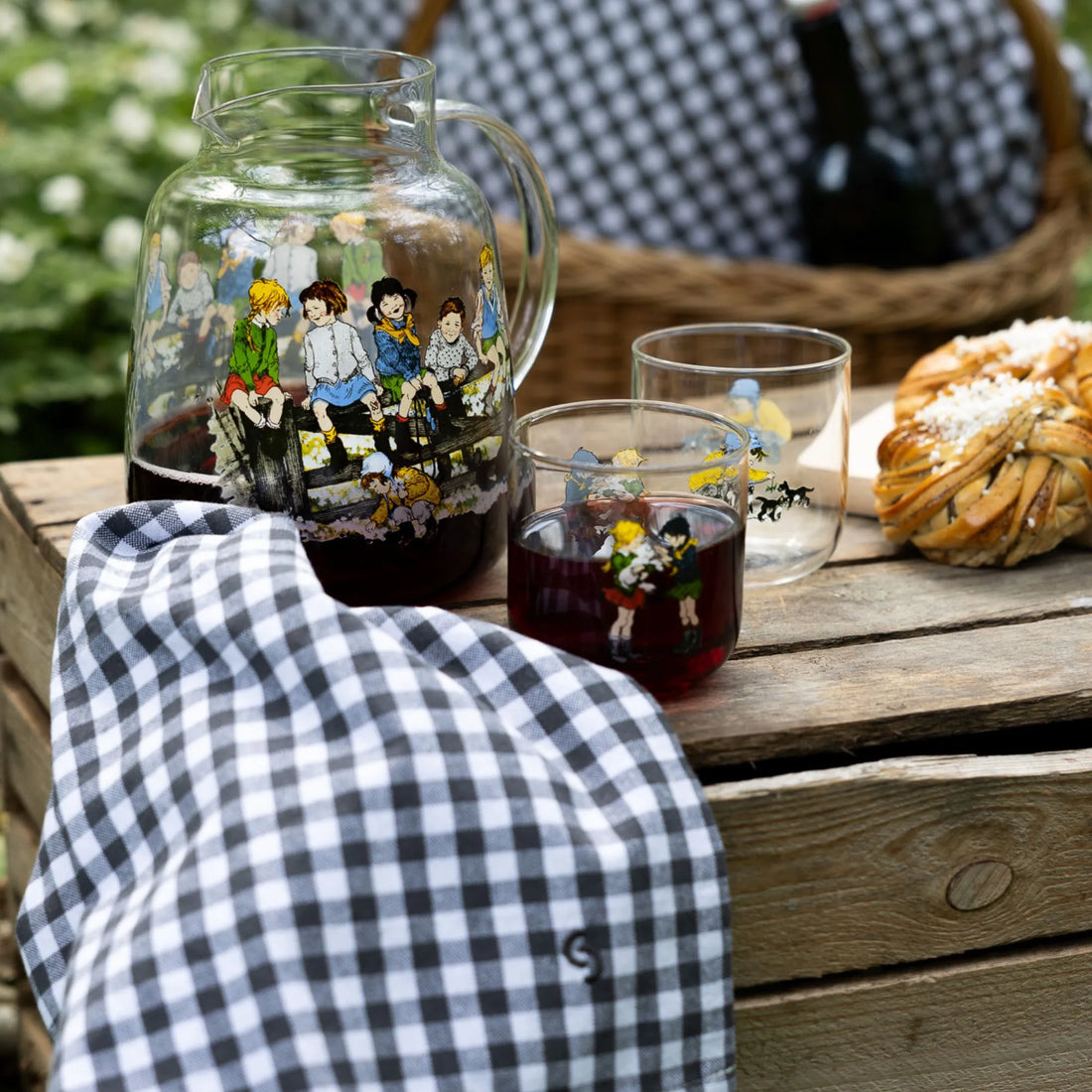 Storefactory "Wir Kinder aus Bullerbü" Kanne Krug aus Glas 1,5 Liter